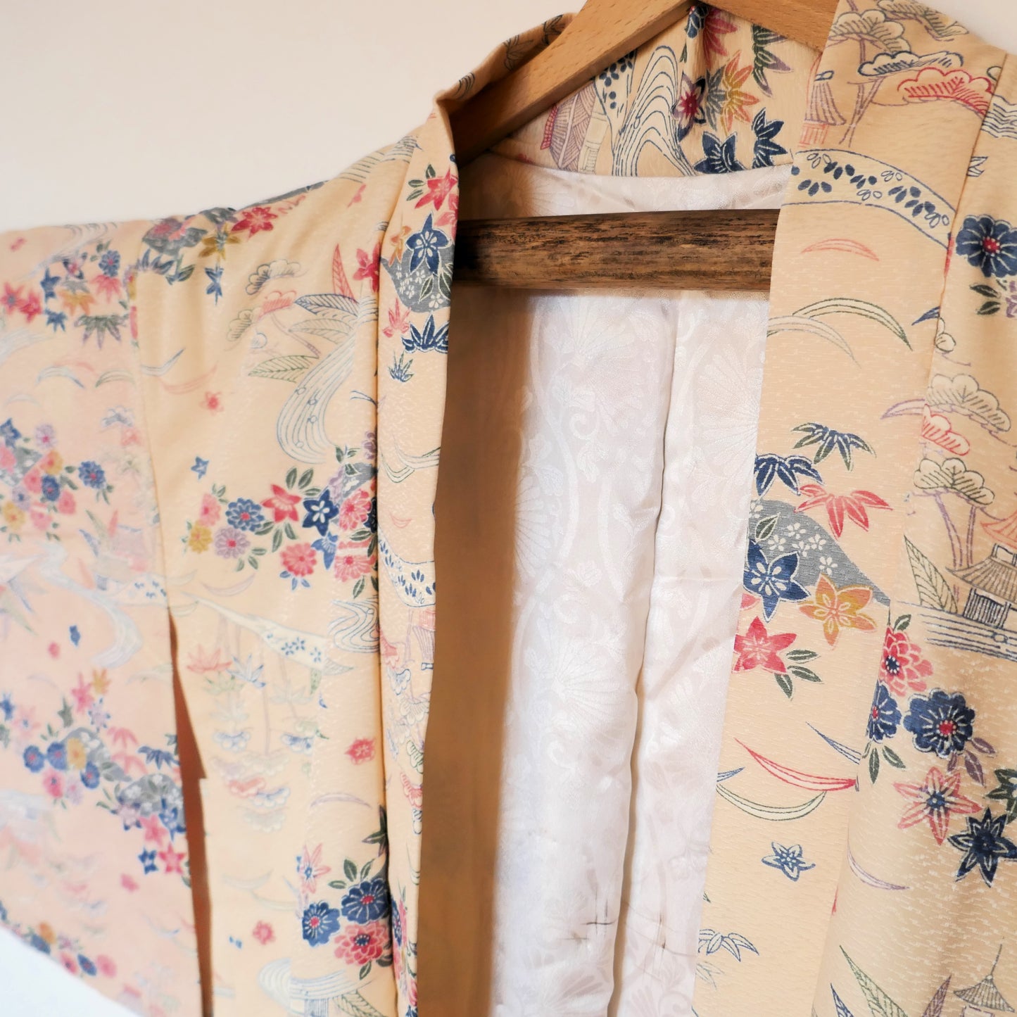 Haori vintage motif paysage champêtre, rivière et fleurs - Vue du devant.