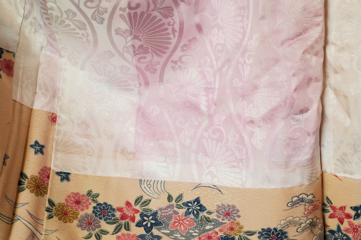 Détail d'une imperfection avec une tache rose sur la doublure du haori vintage