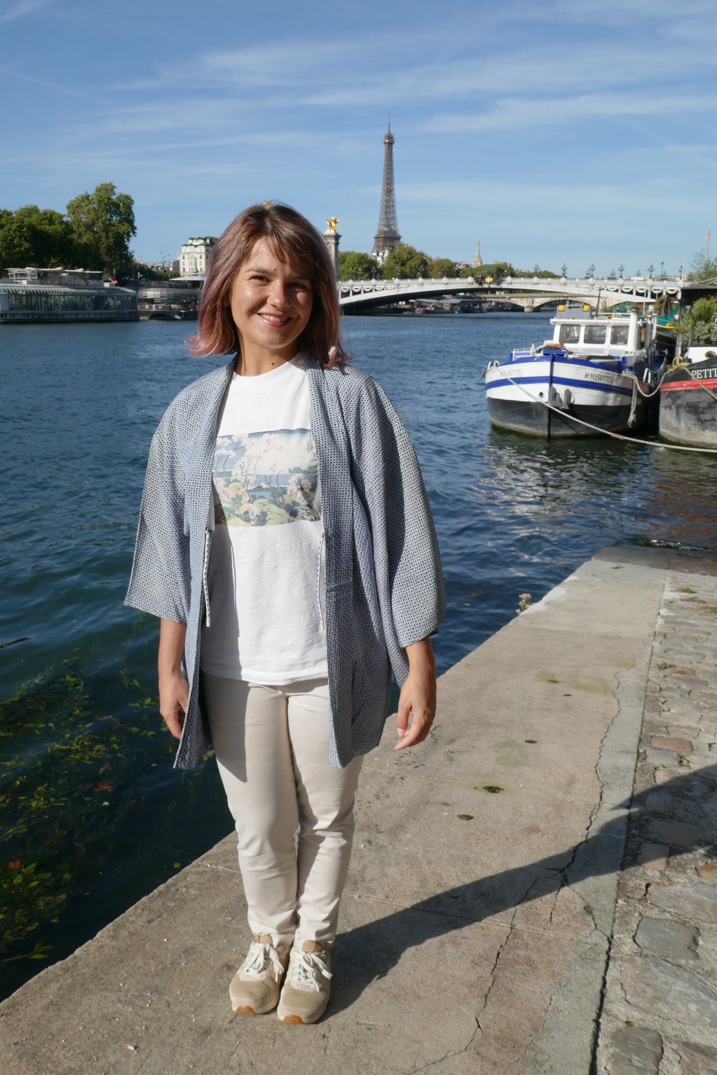 aori japonais vintage, veste kimono traditionnelle en soie, motif shibori bleu et pin 松, porté par une femme au bord de la Seine avec la tour Eiffel en arrière-plan.