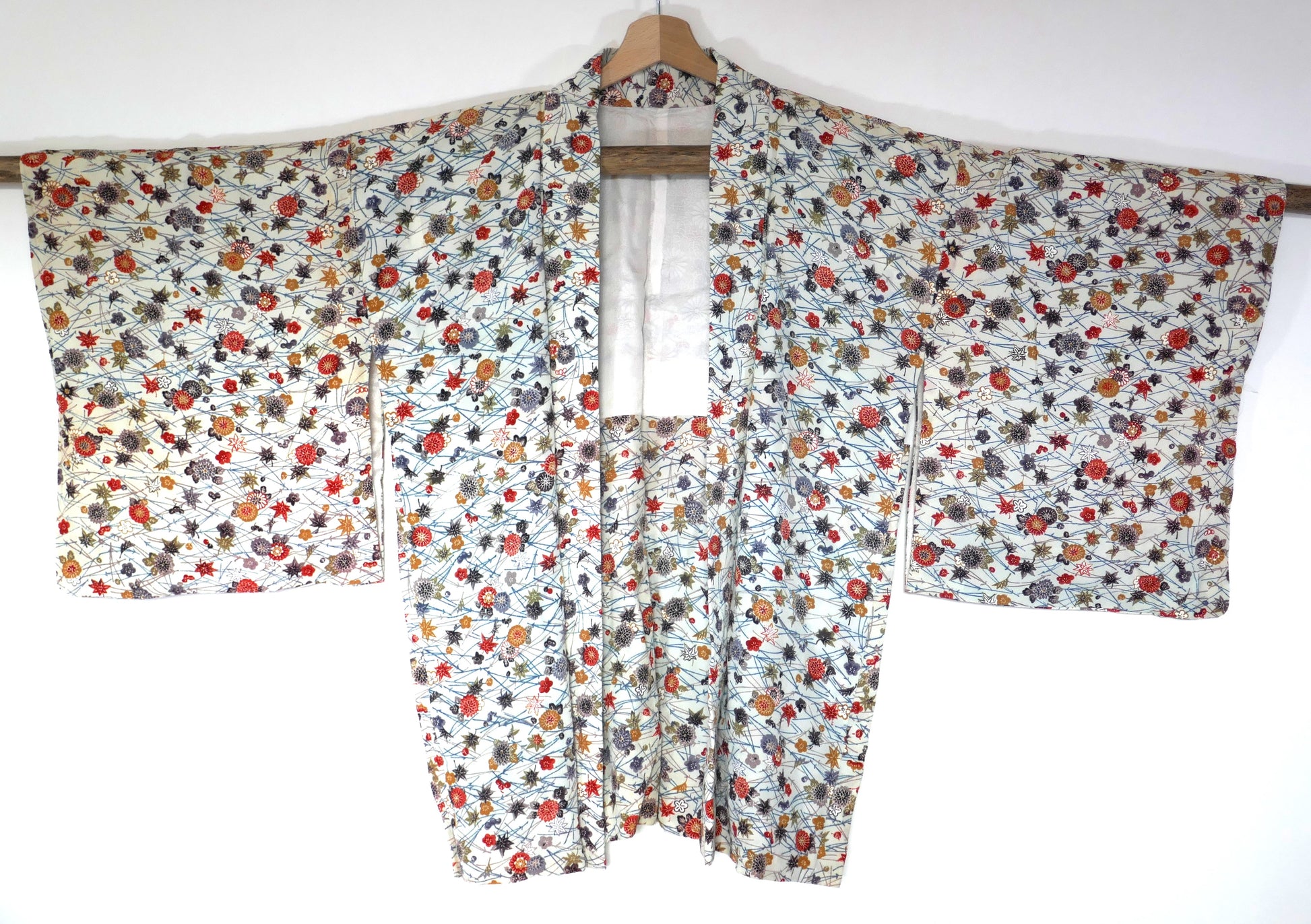 Haori japonais vintage en soie blanche, motifs d’automne avec kiku 菊 et momiji 紅葉, vue de face complète