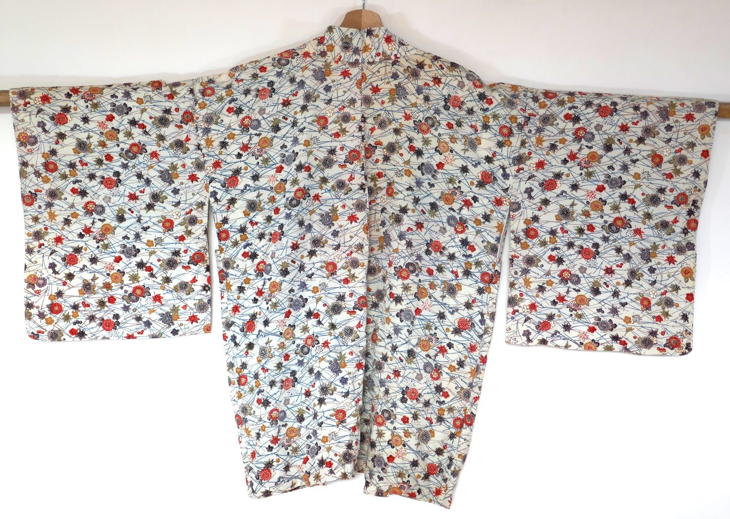 Haori vintage japonais en soie blanche, décoré de chrysanthèmes 菊 et de feuilles d’érable 紅葉, vue de dos complète.