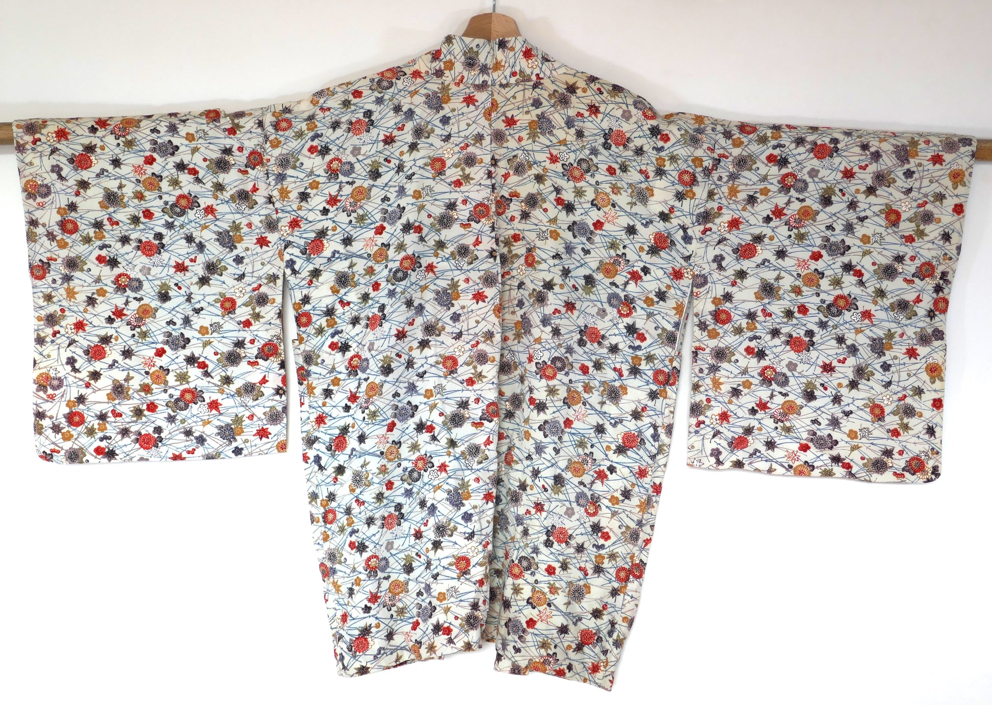 Haori vintage japonais en soie blanche, décoré de chrysanthèmes 菊 et de feuilles d’érable 紅葉, vue de dos complète.