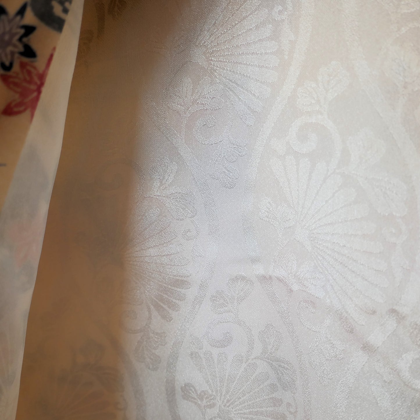 Gros plan sur la doublure intérieure du haori, décorée de motifs karakusa et fleurs stylisées.