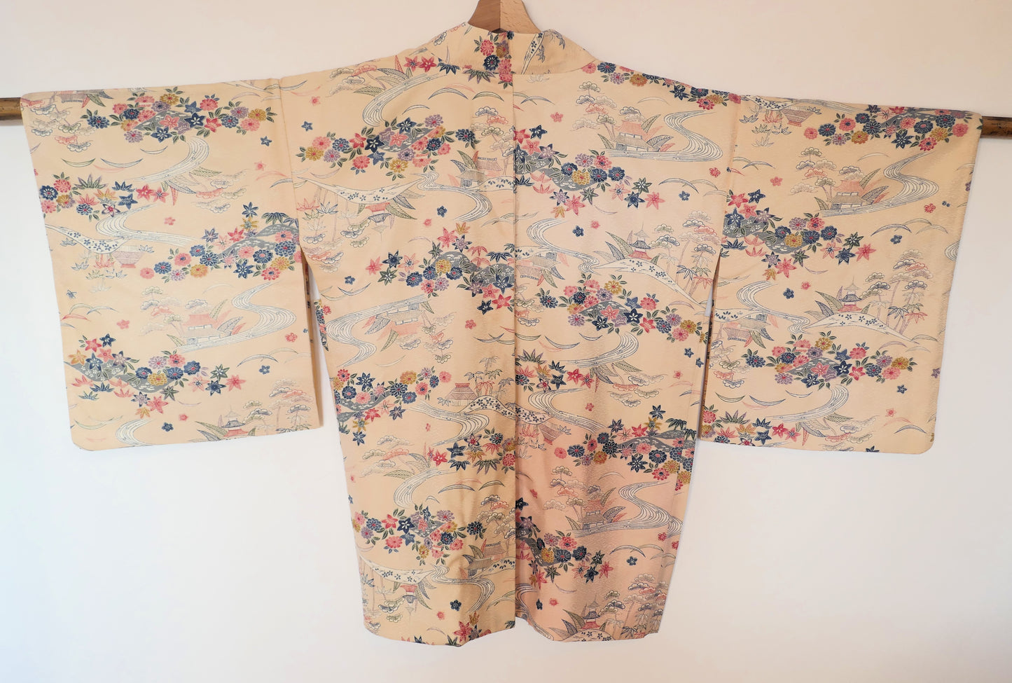 Vue arrière complète du haori en soie, représentant un paysage traditionnel japonais avec rivières et feuillages.