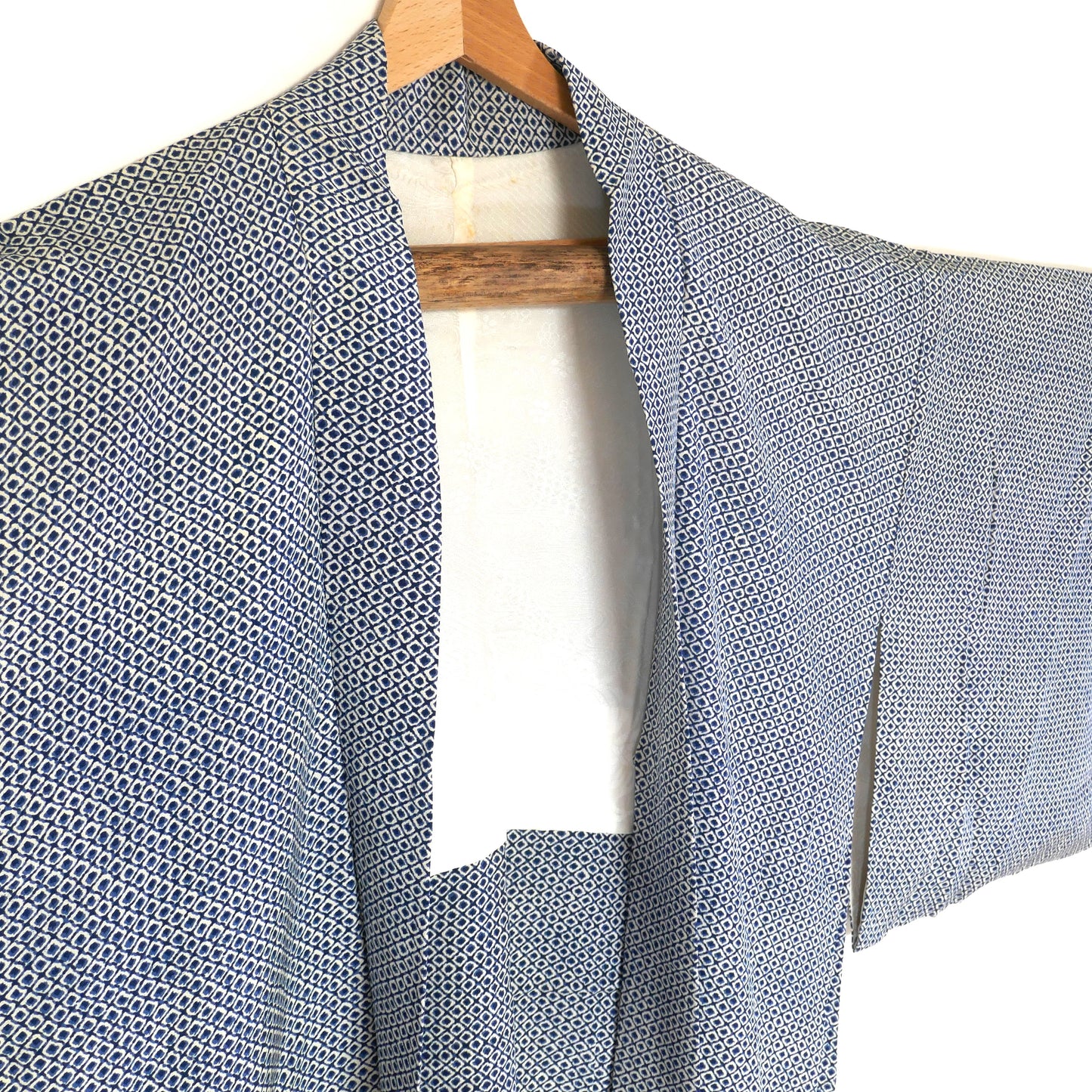 Vue rapprochée du haut d’un haori shibori japonais, avec doublure blanche en soie.