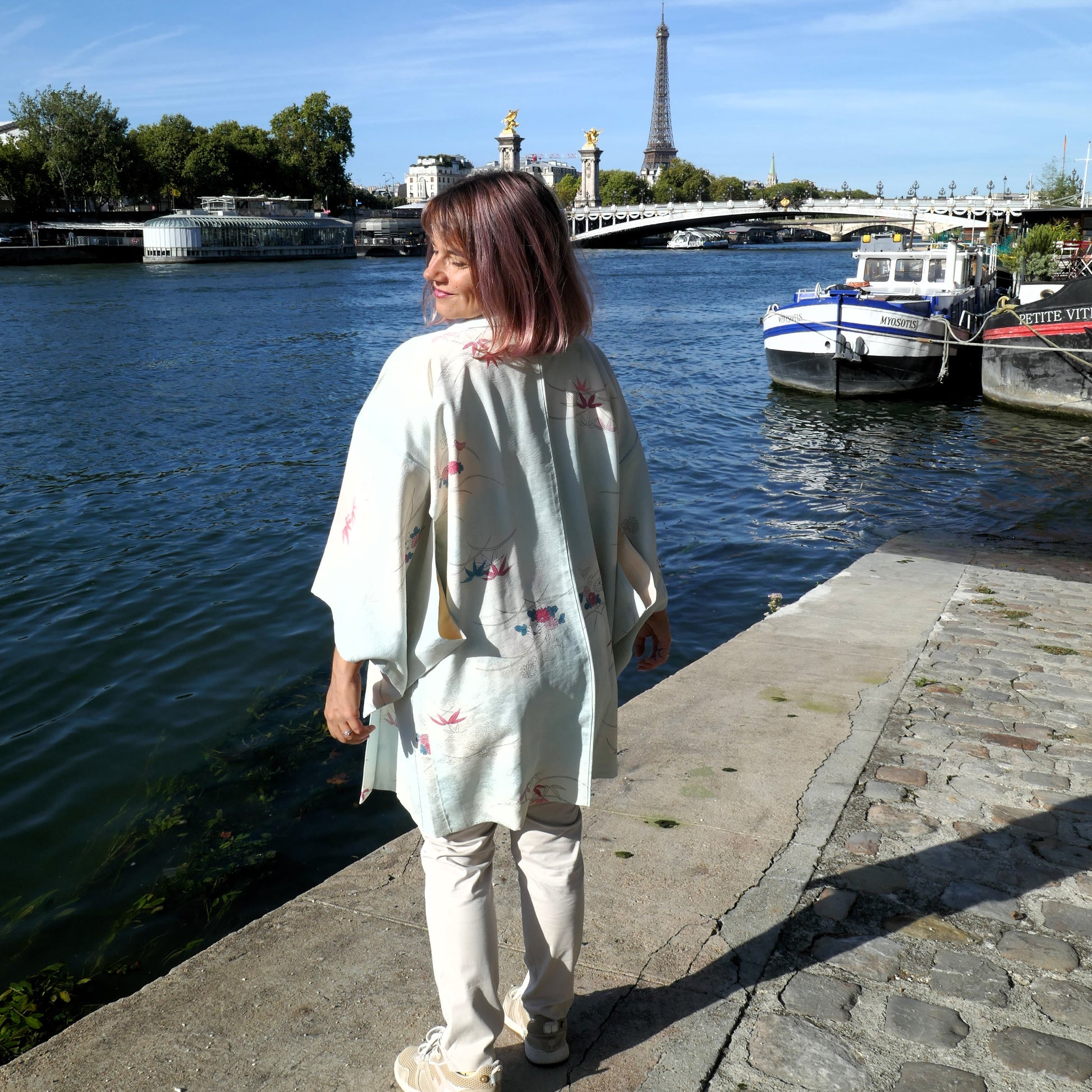 Mikan portant un haori vintage japonais en soie, veste kimono traditionnelle motif floral, vue arrière et profil, photo à Paris