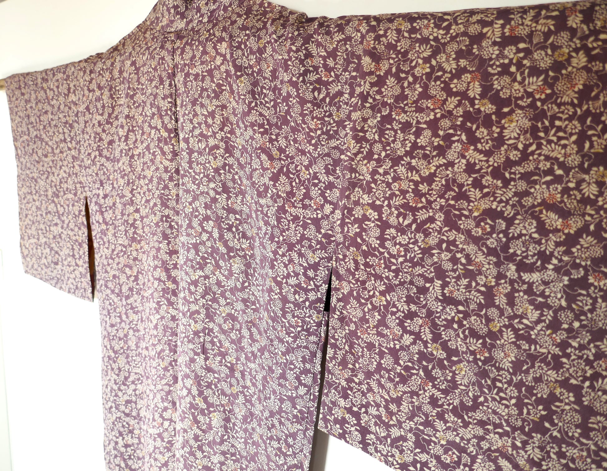 Haori vintage japonais violet prune, vue arrière avec petits motifs floraux blancs et rouges.