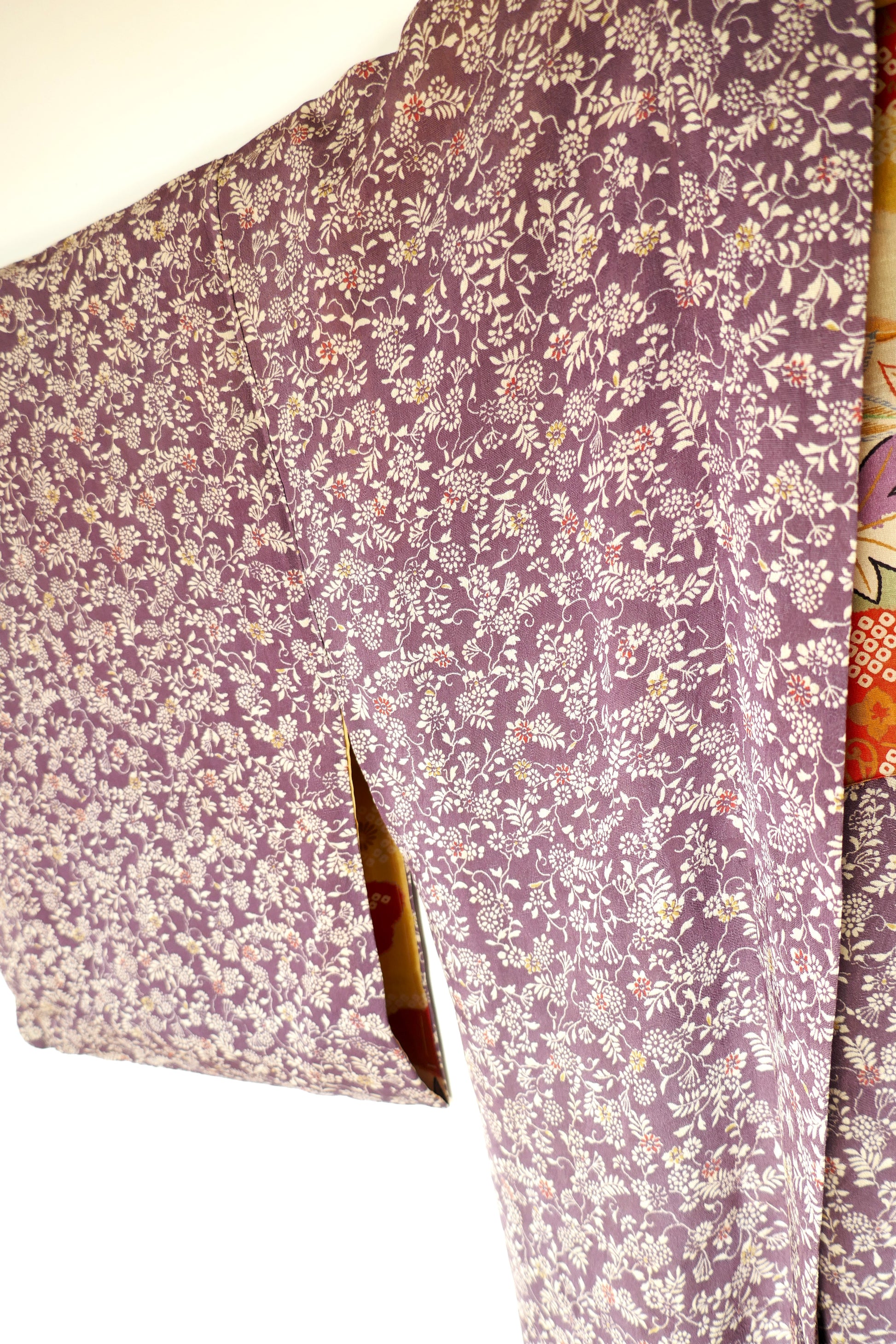 Manche droite du haori vintage japonais violet, décorée de petites fleurs blanches.