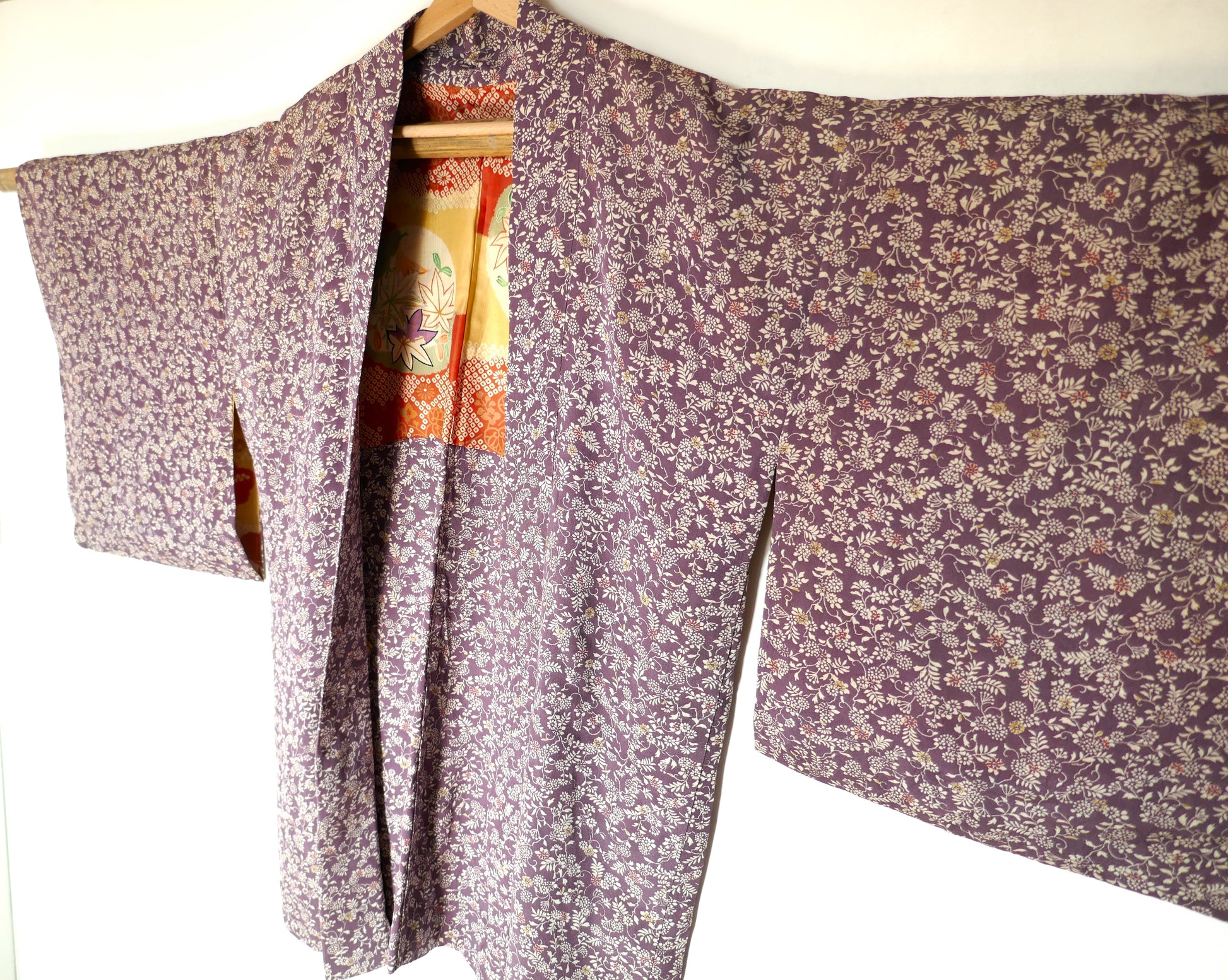 Détail de la manche gauche du haori violet à motifs floraux traditionnels japonais.