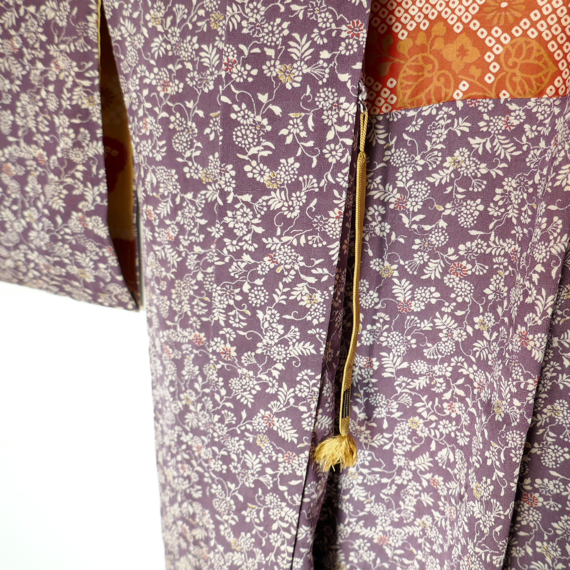 Haori japonais ouvert, violet à fleurs, avec lien de fermeture jaune doré.