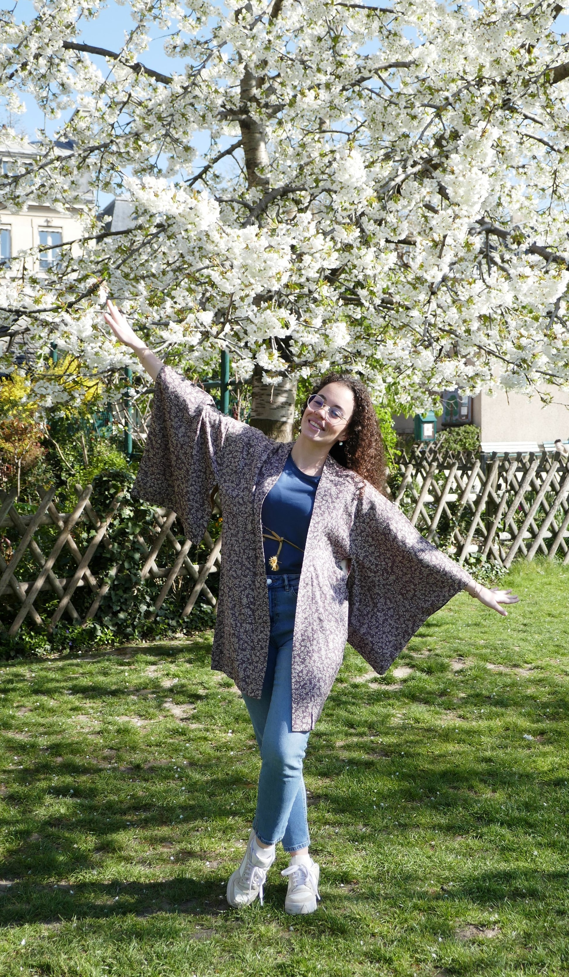 Haori en soie violet prune avec motifs floraux, Loony bras ouverts, joyeuse sous les cerisiers