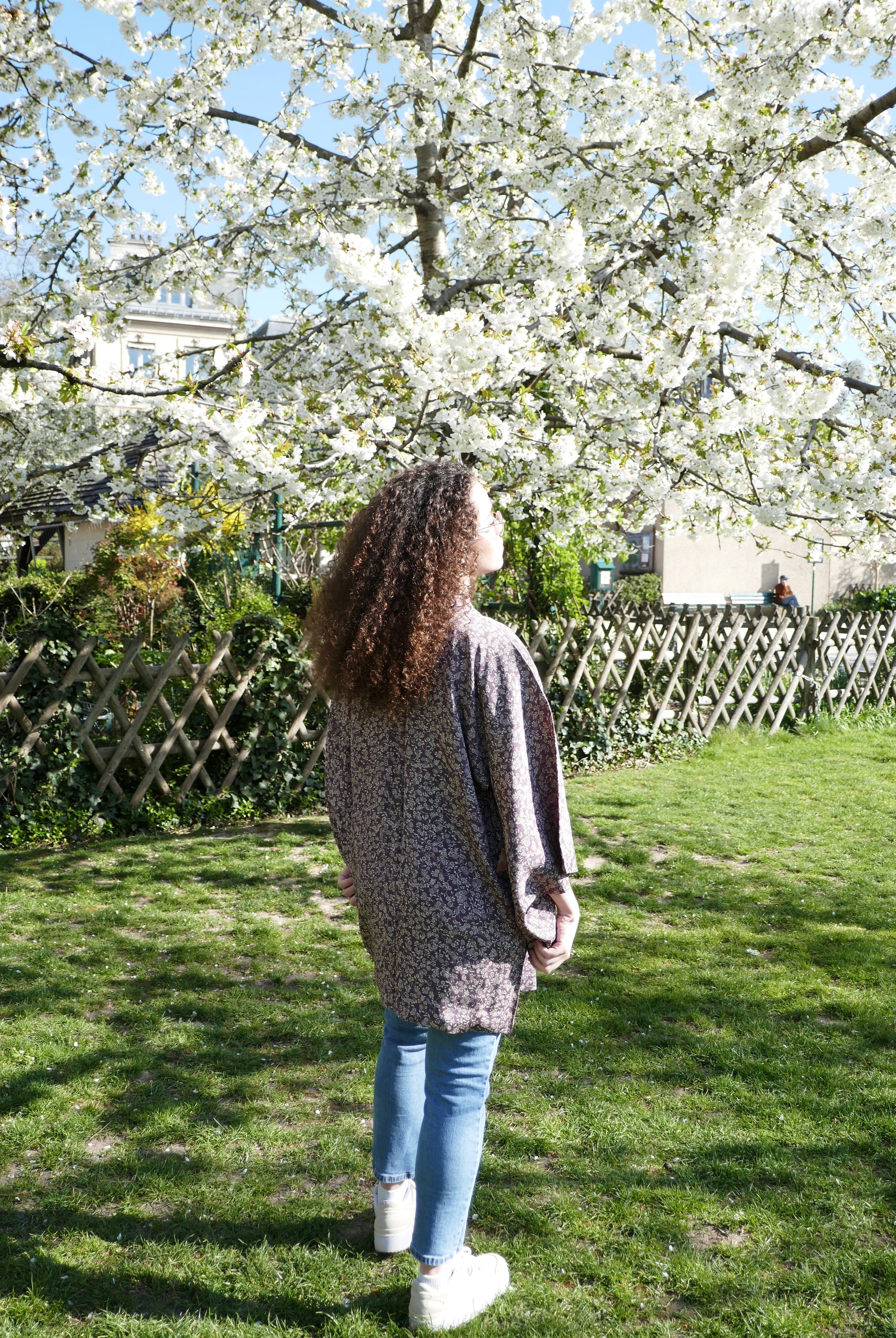 Vue de dos du haori japonais prune porté par Loony, ambiance printanière sous les sakura.
