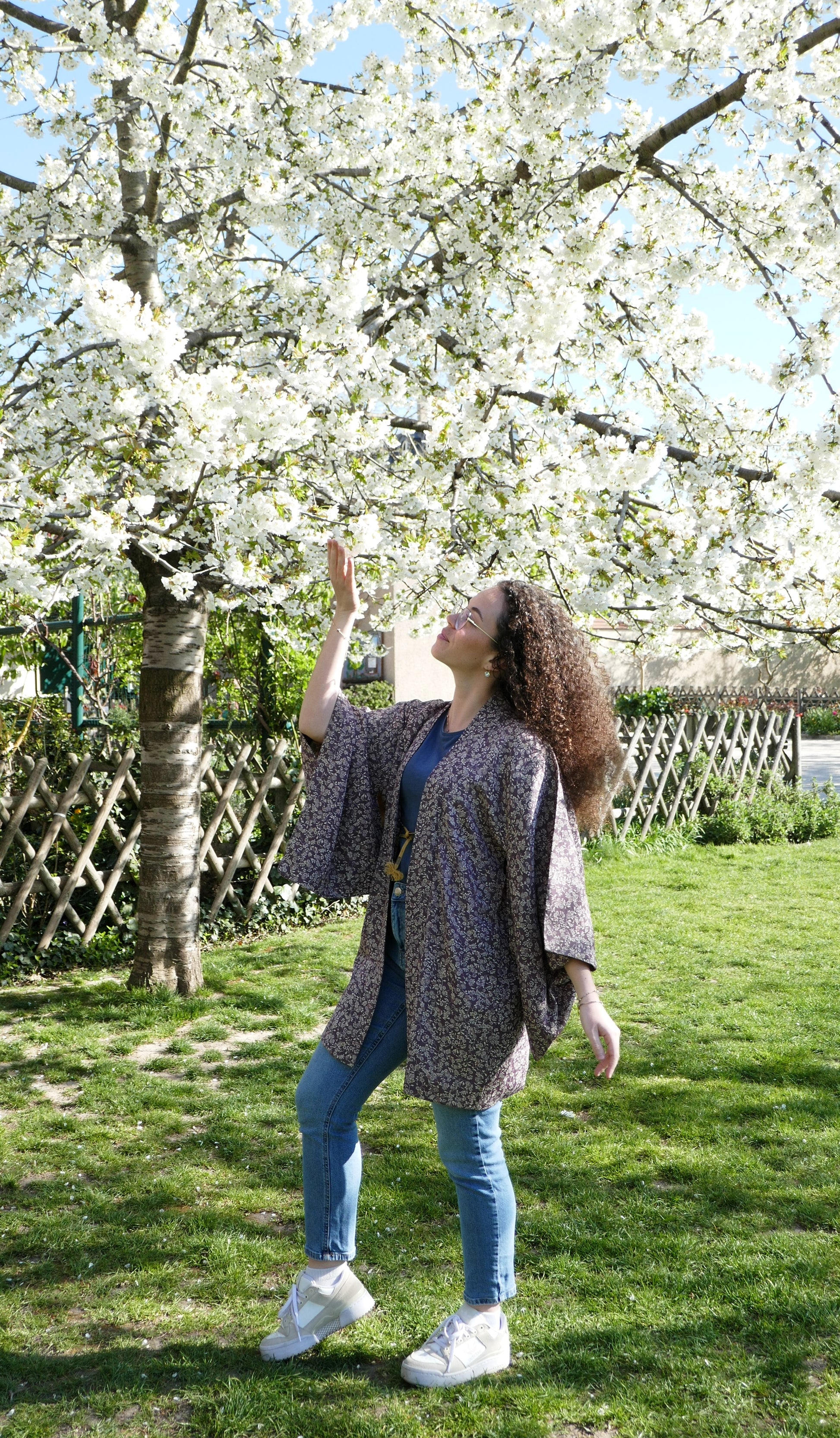 Haori japonais vintage violet prune avec motifs floraux, Loony main levée sous les fleurs de cerisier