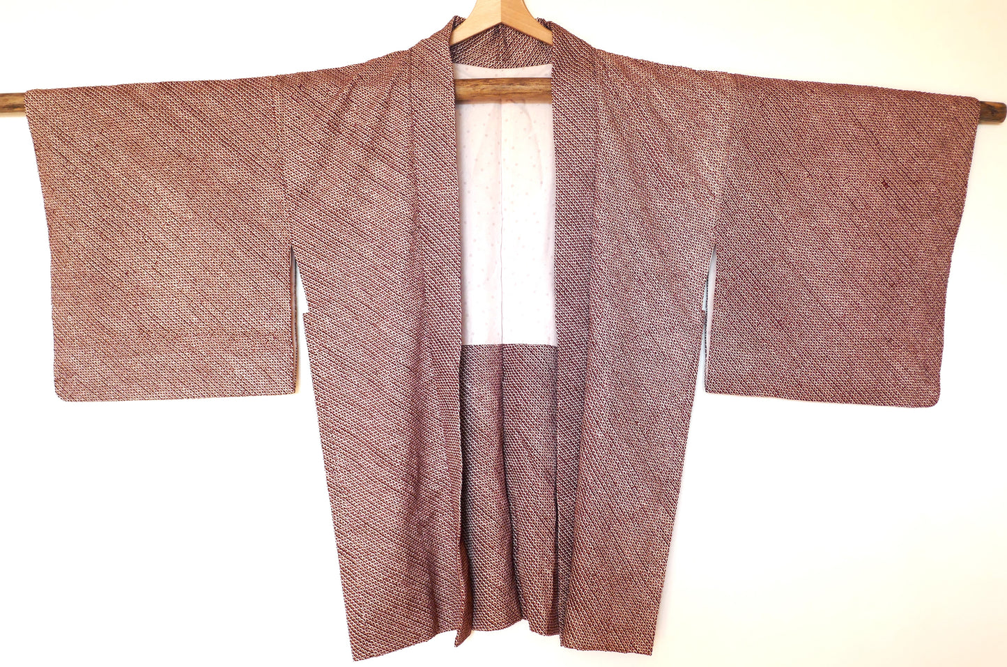 Haori vintage japonais en soie shibori bordeaux, vue de face sur fond clair.