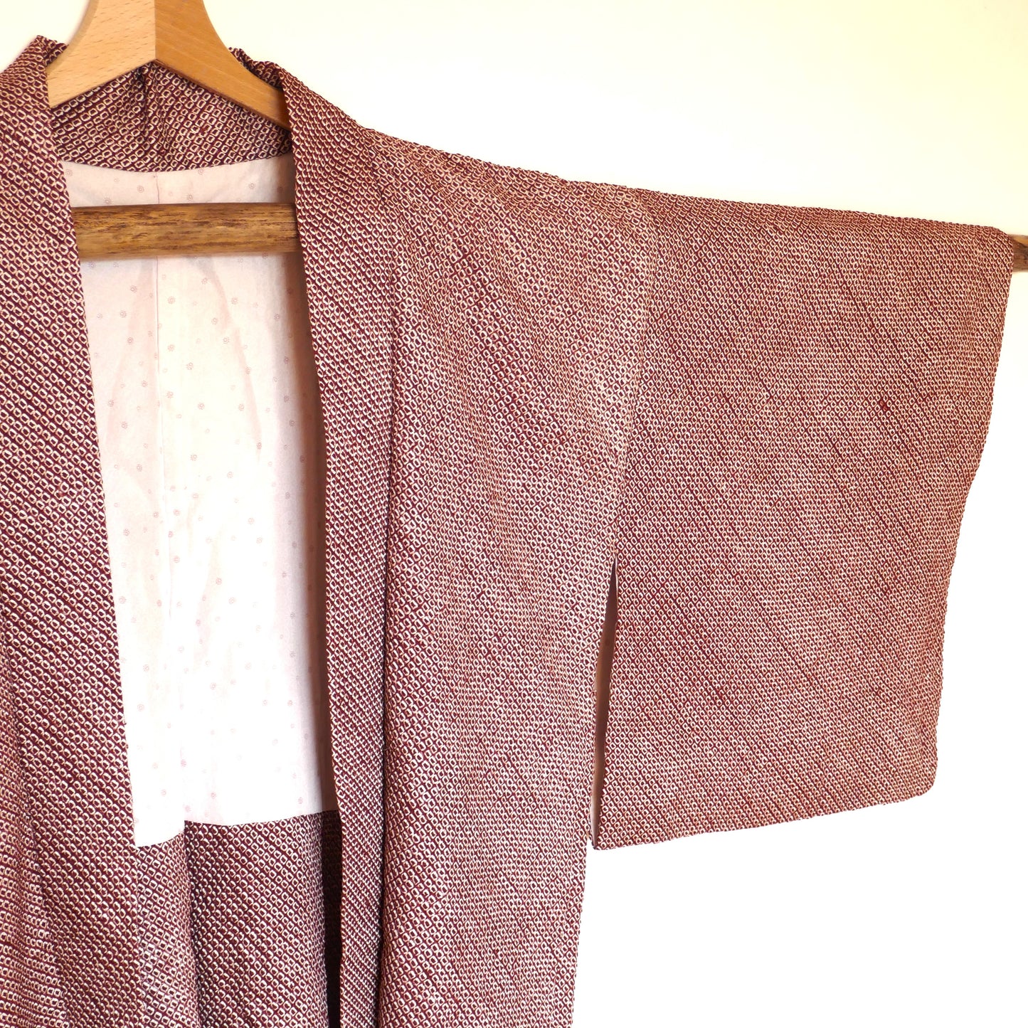 Haori vintage japonais, manche gauche avec motif shibori bordeaux et soie fine.