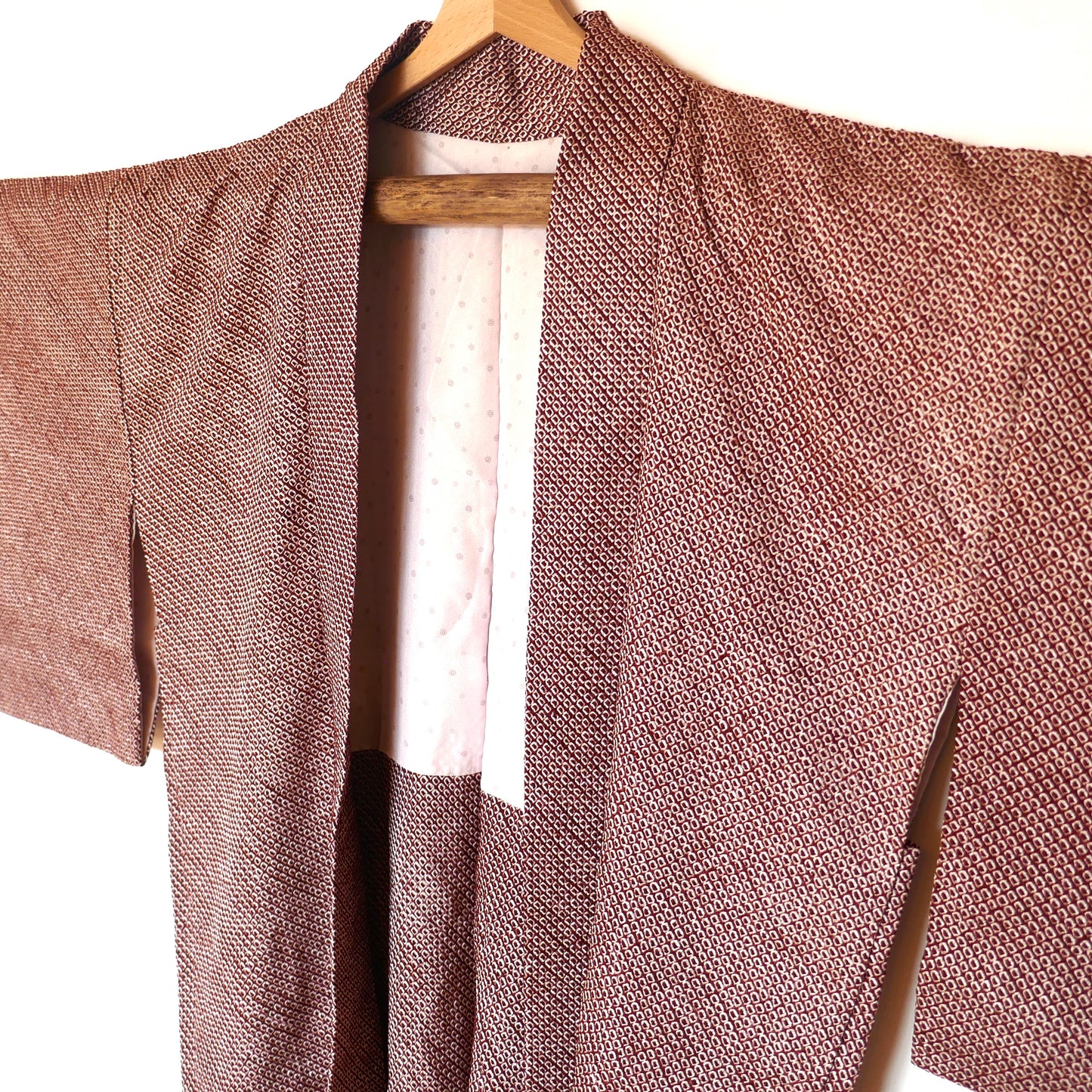 Détail du haori japonais vintage en soie, motif shibori bordeaux, vue de profil côté gauche.