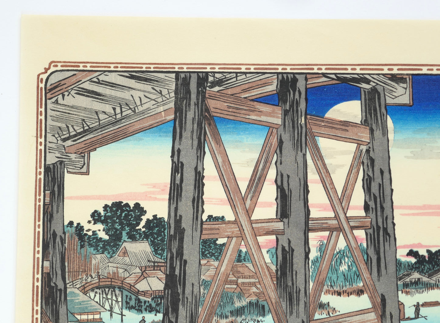 Détail du coin supérieur gauche montrant la structure du pont Ryōgoku en bois avec la pleine lune apparaissant entre les poutres.