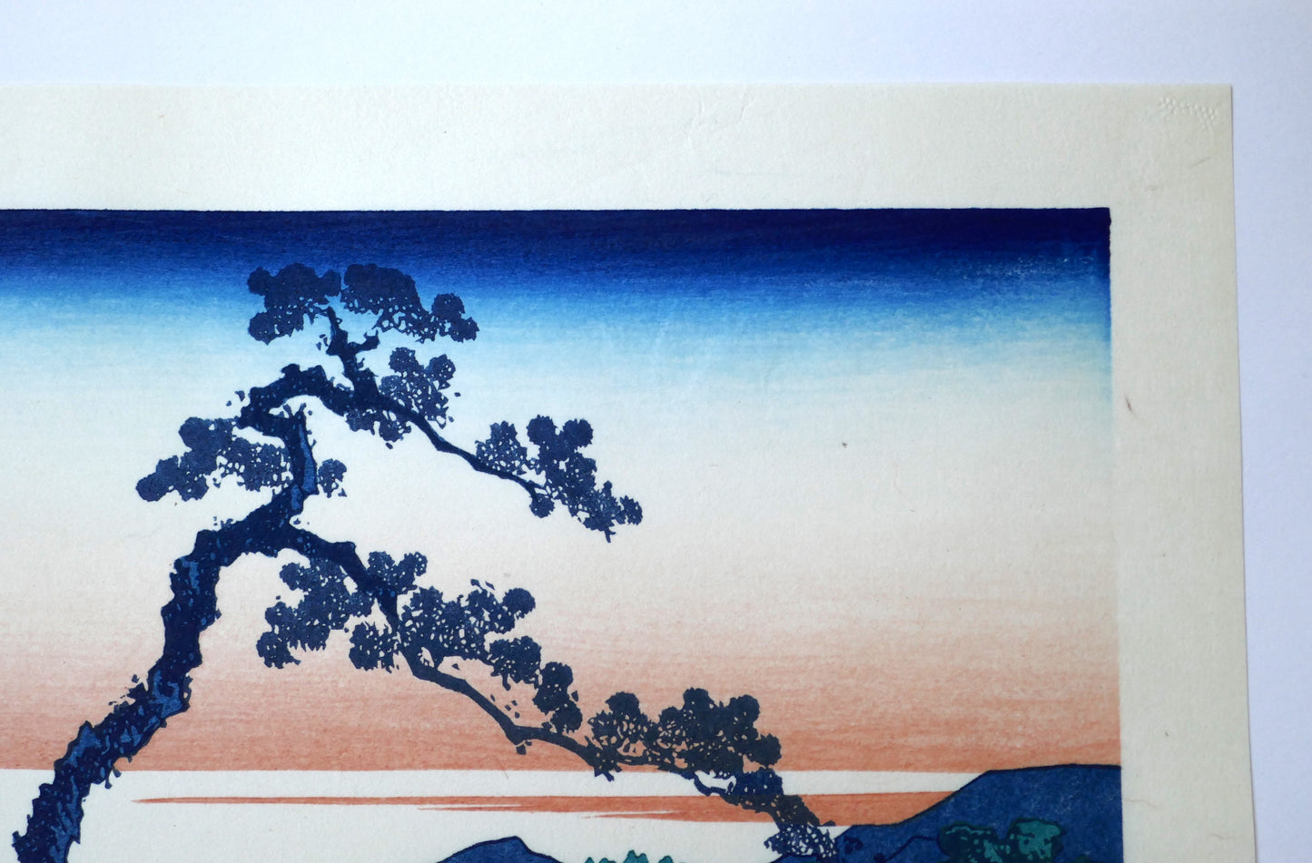 Détail estampe Hokusai 36 vues du Mont Fuji Le lac Suwa dans la province de Shinano, reproduction Shōwa, branches d'arbre sur ciel bleu et orangé