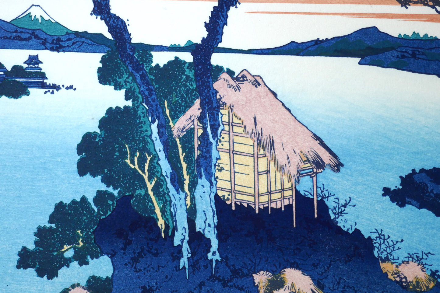 Détail estampe Hokusai 36 vues du Mont Fuji Le lac Suwa dans la province de Shinano, reproduction Shōwa, maison en chaume entourée d’arbres