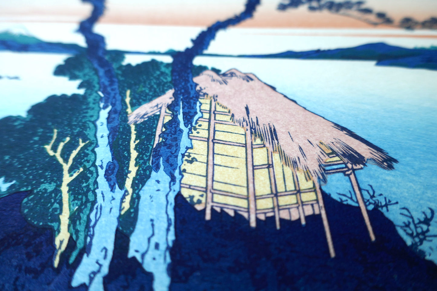 Détail estampe Hokusai 36 vues du Mont Fuji Le lac Suwa dans la province de Shinano, reproduction Shōwa, maison en chaume vue en perspective