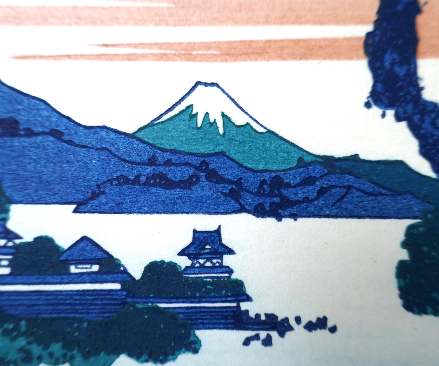 Détail estampe Hokusai 36 vues du Mont Fuji Le lac Suwa dans la province de Shinano, reproduction Showa, gros plan sur le Mont Fuji et un château au bord du lac