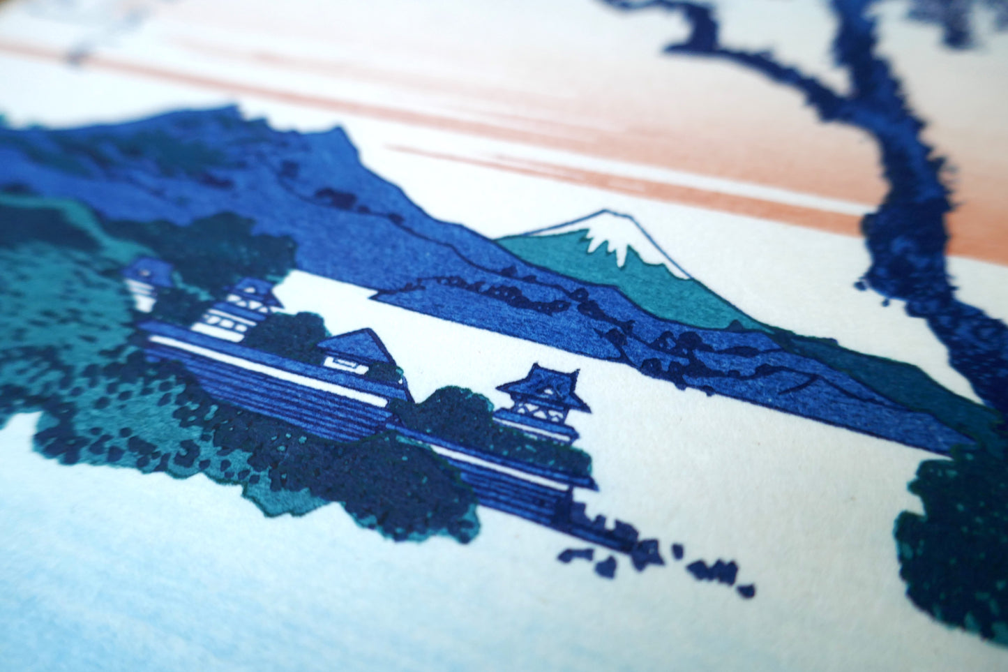 Détail estampe Hokusai 36 vues du Mont Fuji Le lac Suwa dans la province de Shinano, reproduction Shōwa, Mont Fuji et château japonais au bord du lac