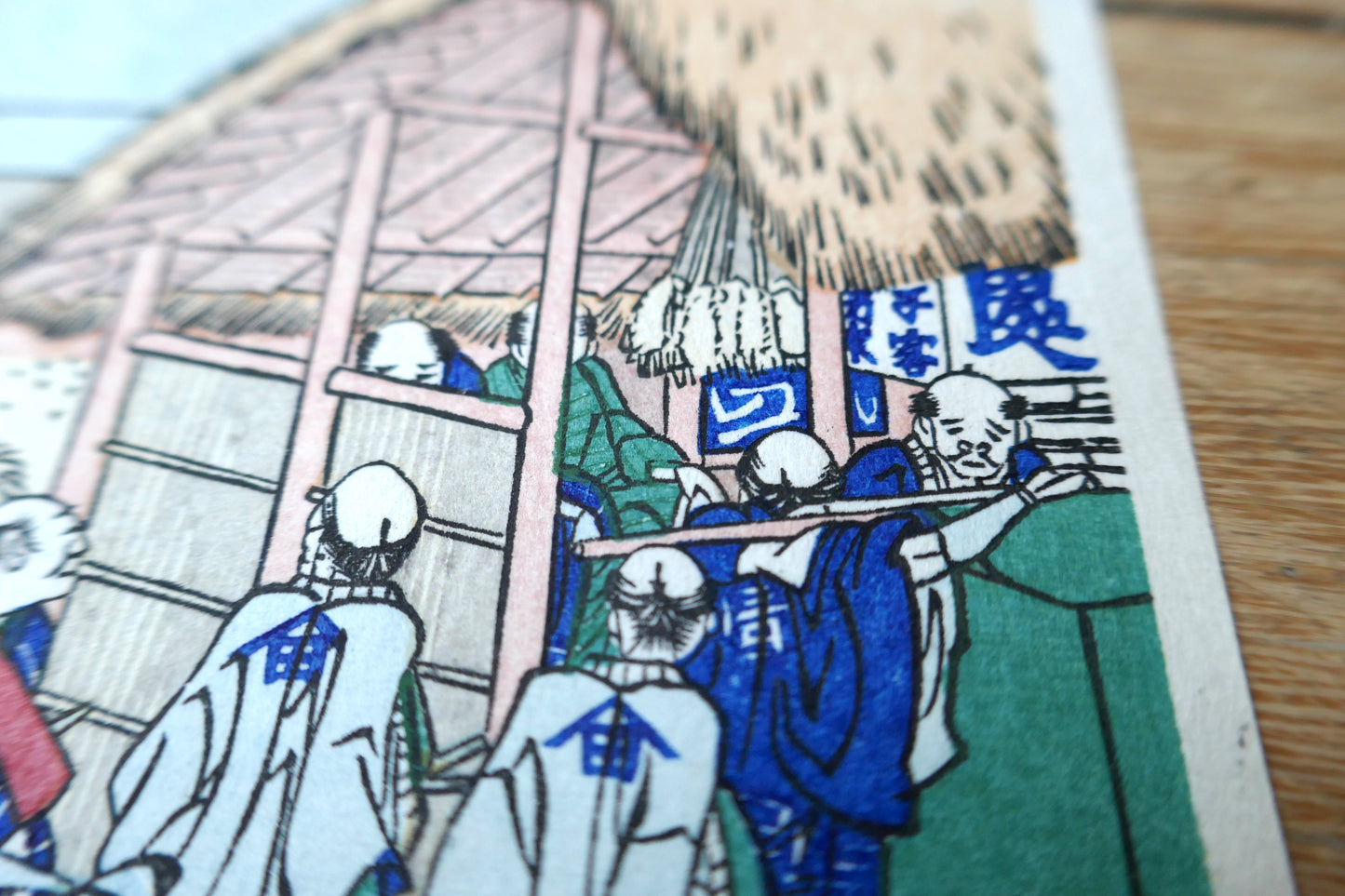 Détail estampe Hokusai Fuji vu de Senju, maison de thé avec voyageurs et samouraïs, reproduction Shōwa