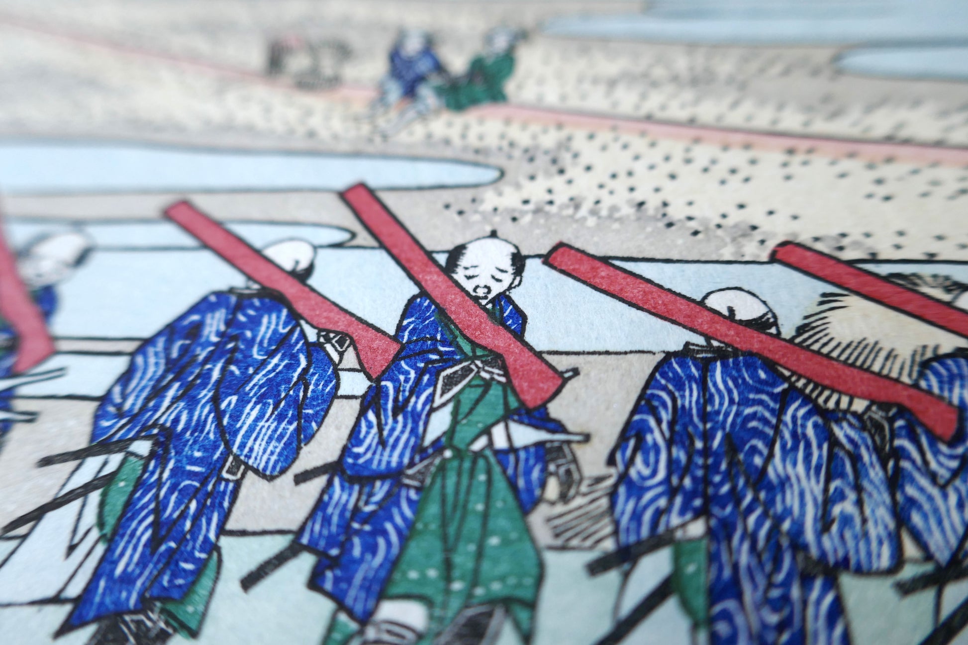 ortège de samouraïs portant leurs armes à l’épaule, détail de l’estampe Hokusai « Fuji vu du quartier des plaisirs de Senju », reproduction début Shōwa