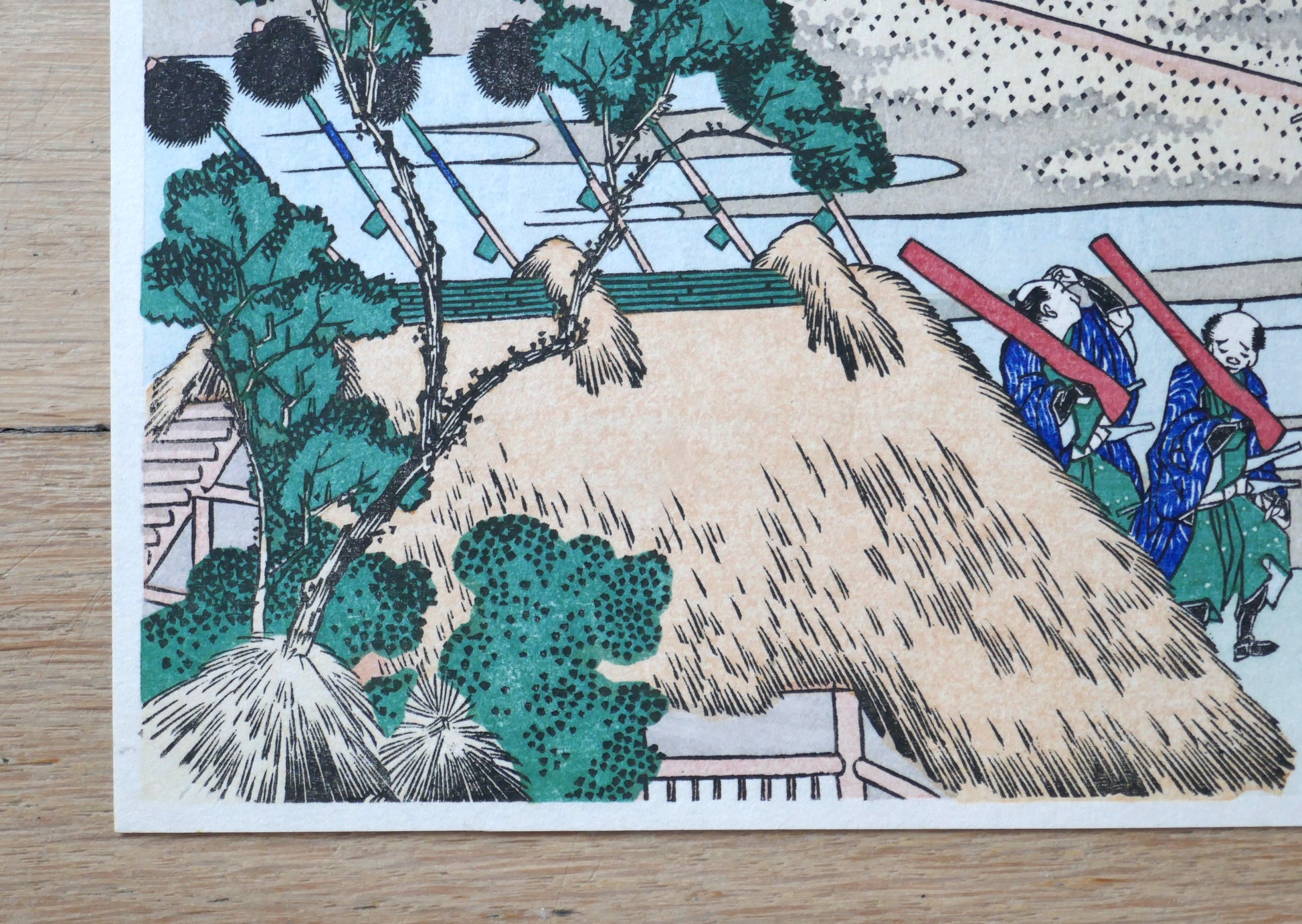 Détail toit de chaume et arbres dans une estampe Hokusai 36 vues du Mont Fuji, Fuji vu du quartier des plaisirs de Senju, reproduction Shōwa