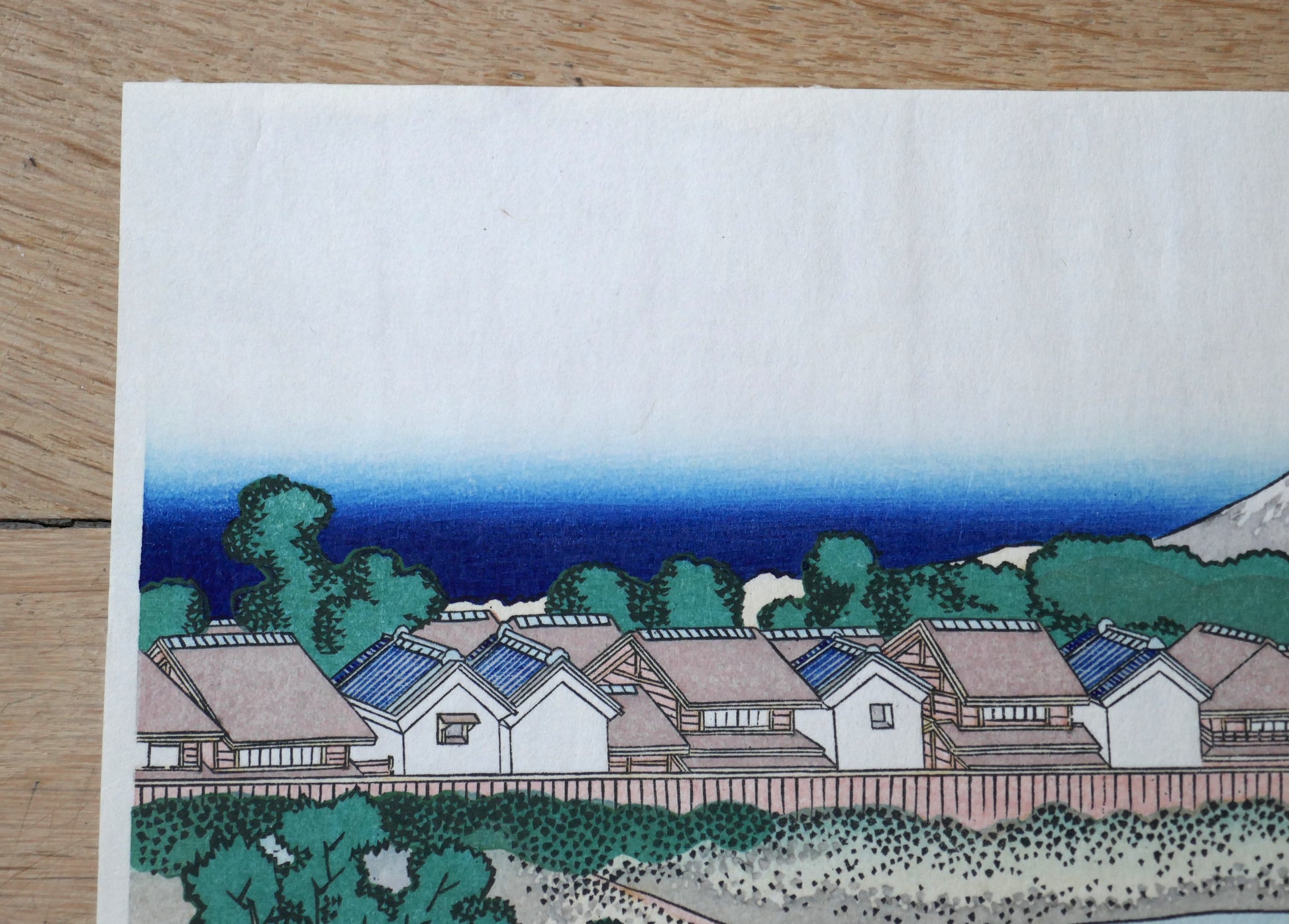 Détail estampe Hokusai 36 vues du Mont Fuji, Fuji vu du quartier des plaisirs de Senju, maisons du quartier de plaisirs avec Fuji enneigé à l’horizon