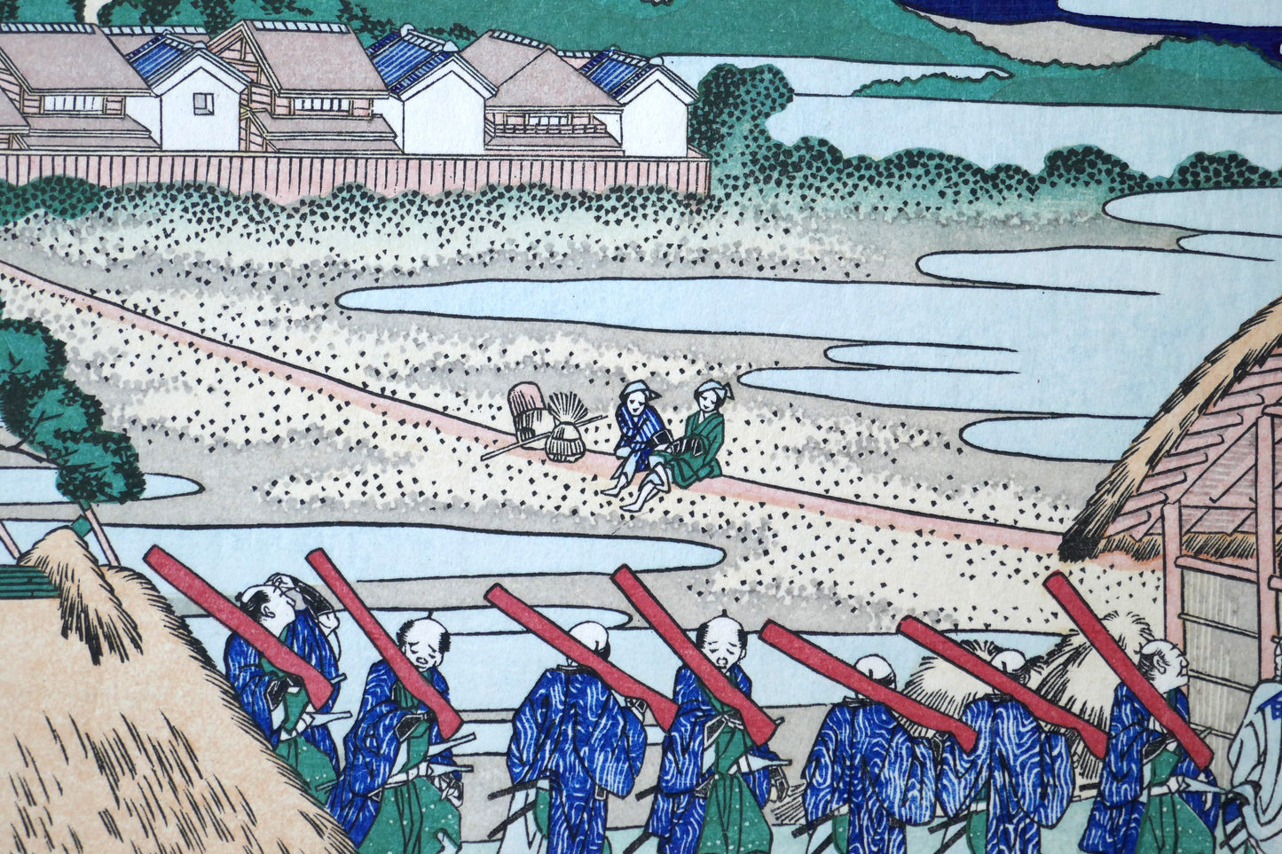 Estampe Hokusai Fuji vu de Senju avec cortège de samouraïs en uniforme bleu et femmes dans les champs, reproduction Shōwa