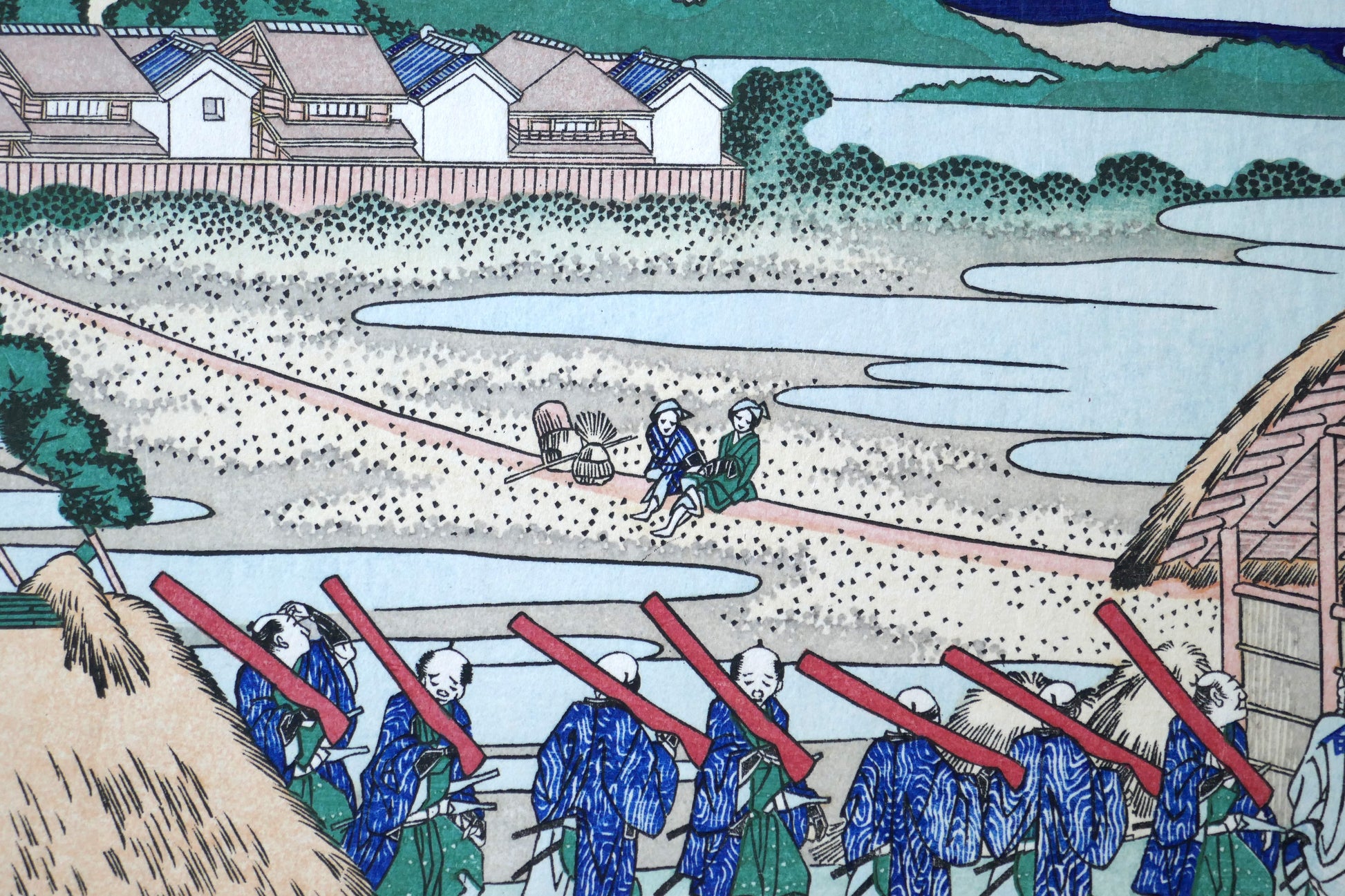 Estampe Hokusai Fuji vu de Senju avec cortège de samouraïs en uniforme bleu et femmes dans les champs, reproduction Shōwa