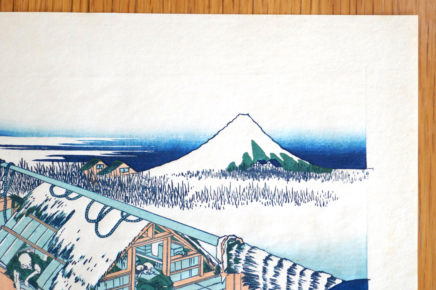 Détail du mont Fuji enneigé en arrière-plan dans l’estampe Jōshū Ushibori de Hokusai