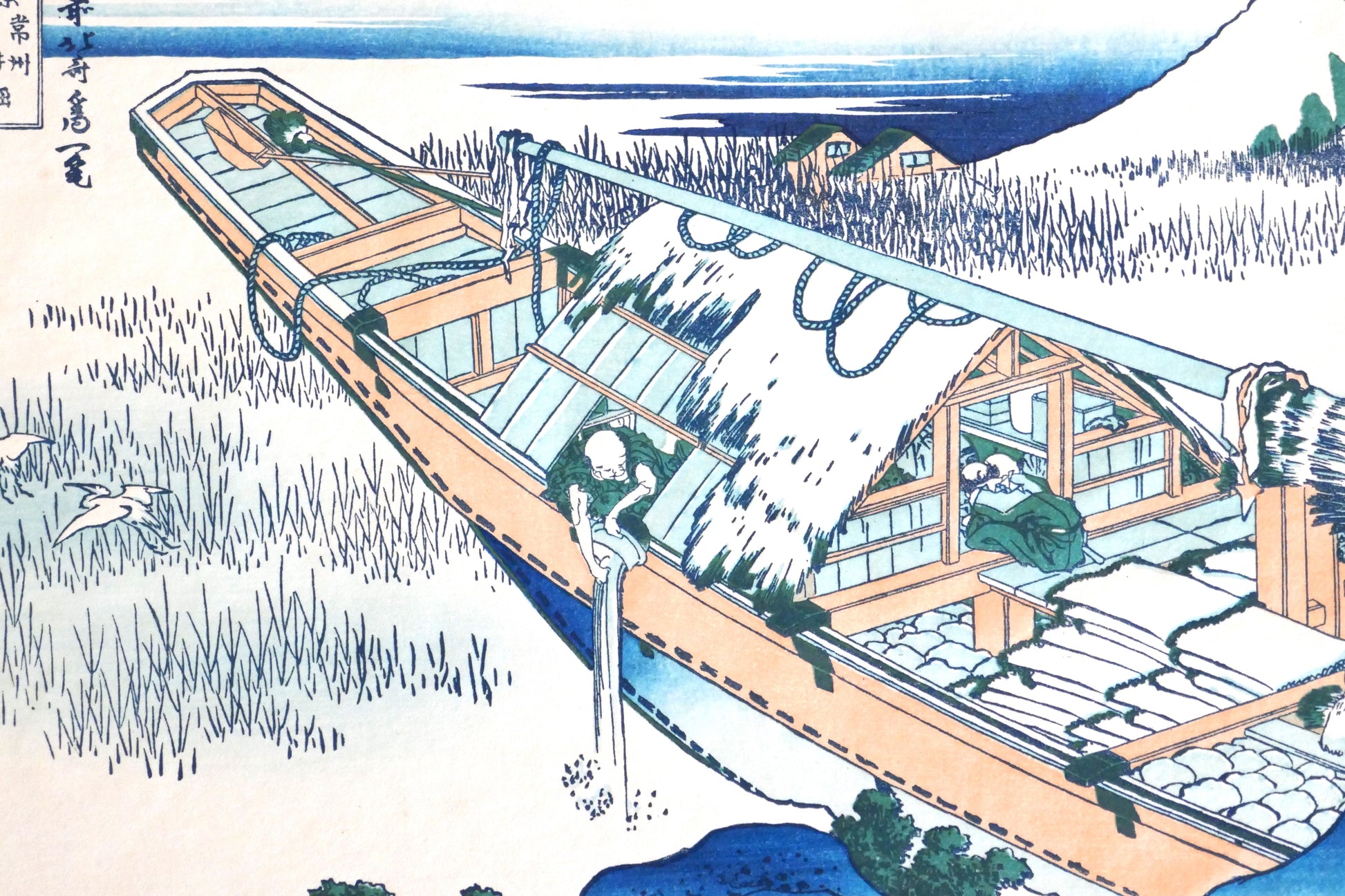 Zoom sur le bateau traditionnel et sa toiture de chaume dans l’estampe de Hokusai