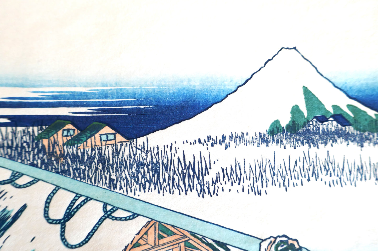 Mont Fuji enneigé et maisons dissimulées dans les roseaux – détail de l’estampe Ushibori
