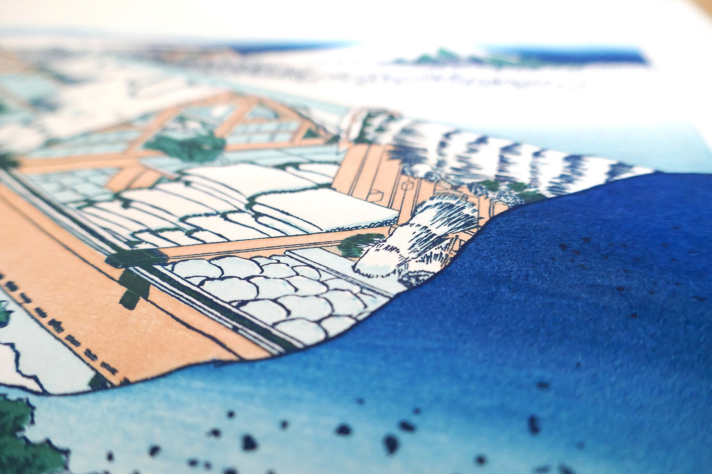 Gros plan plangeant sur la berge rocheuse et les dégradés de bleu de l’estampe Ushibori – Hokusai