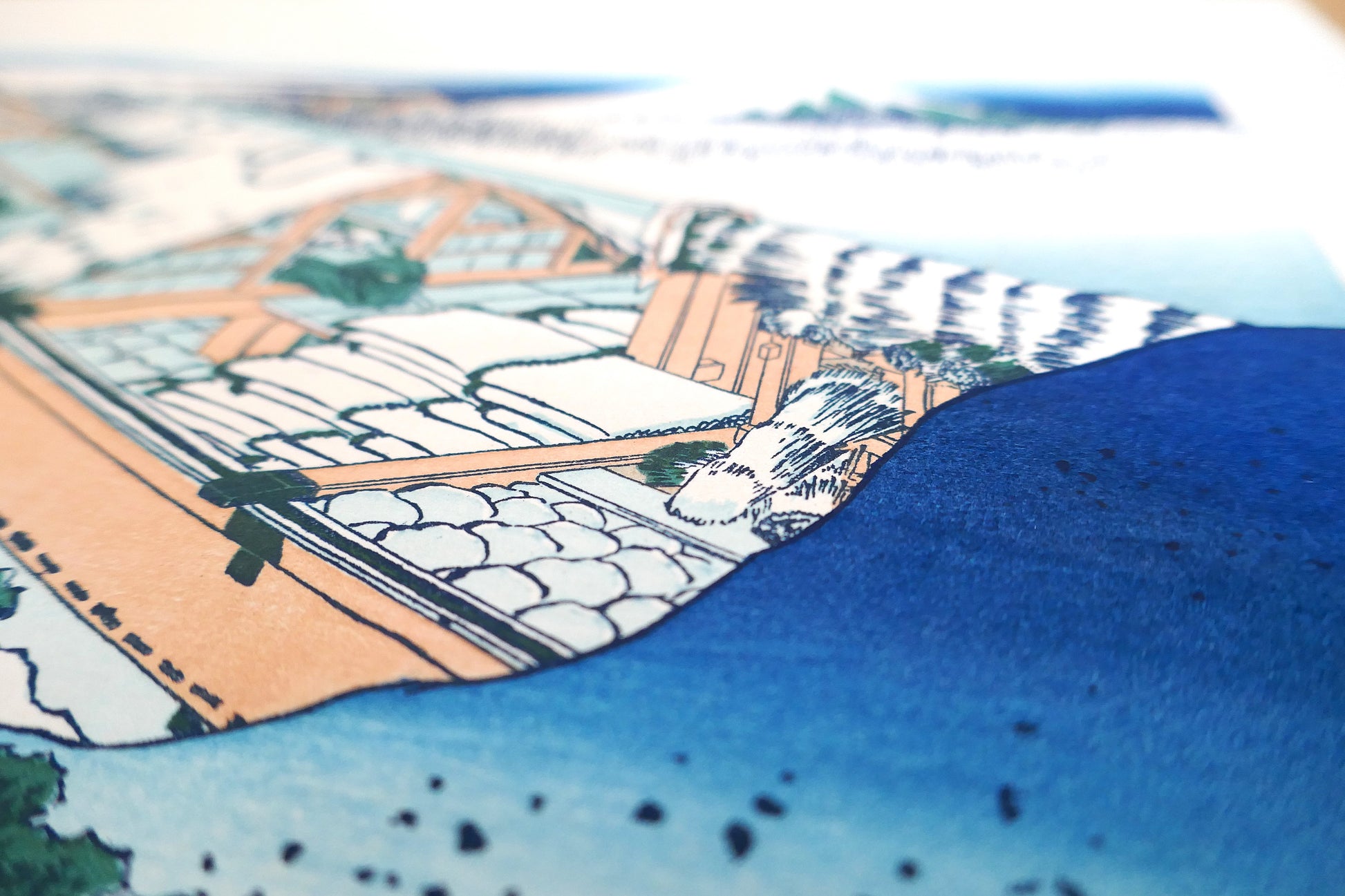 Gros plan plangeant sur la berge rocheuse et les dégradés de bleu de l’estampe Ushibori – Hokusai