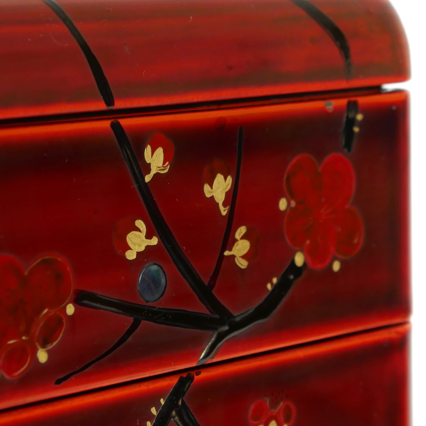 zoom sur la nacre raden et la technique doré maki e de la boite en laque urushi japonaise vintage de kogedo