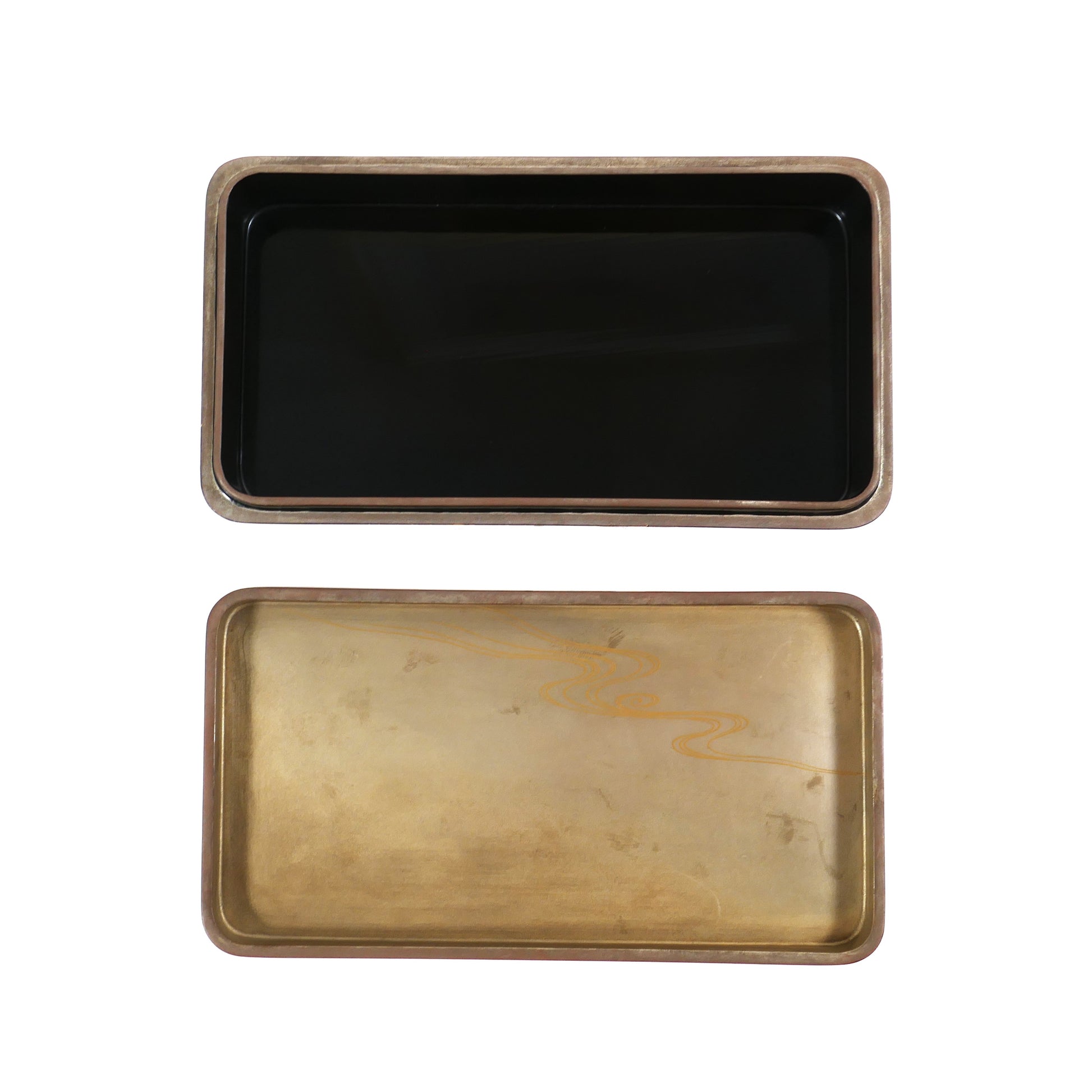 Intérieur argenté de la kobako Zohiko Kyoto, orné d’un motif de cours d’eau doré.