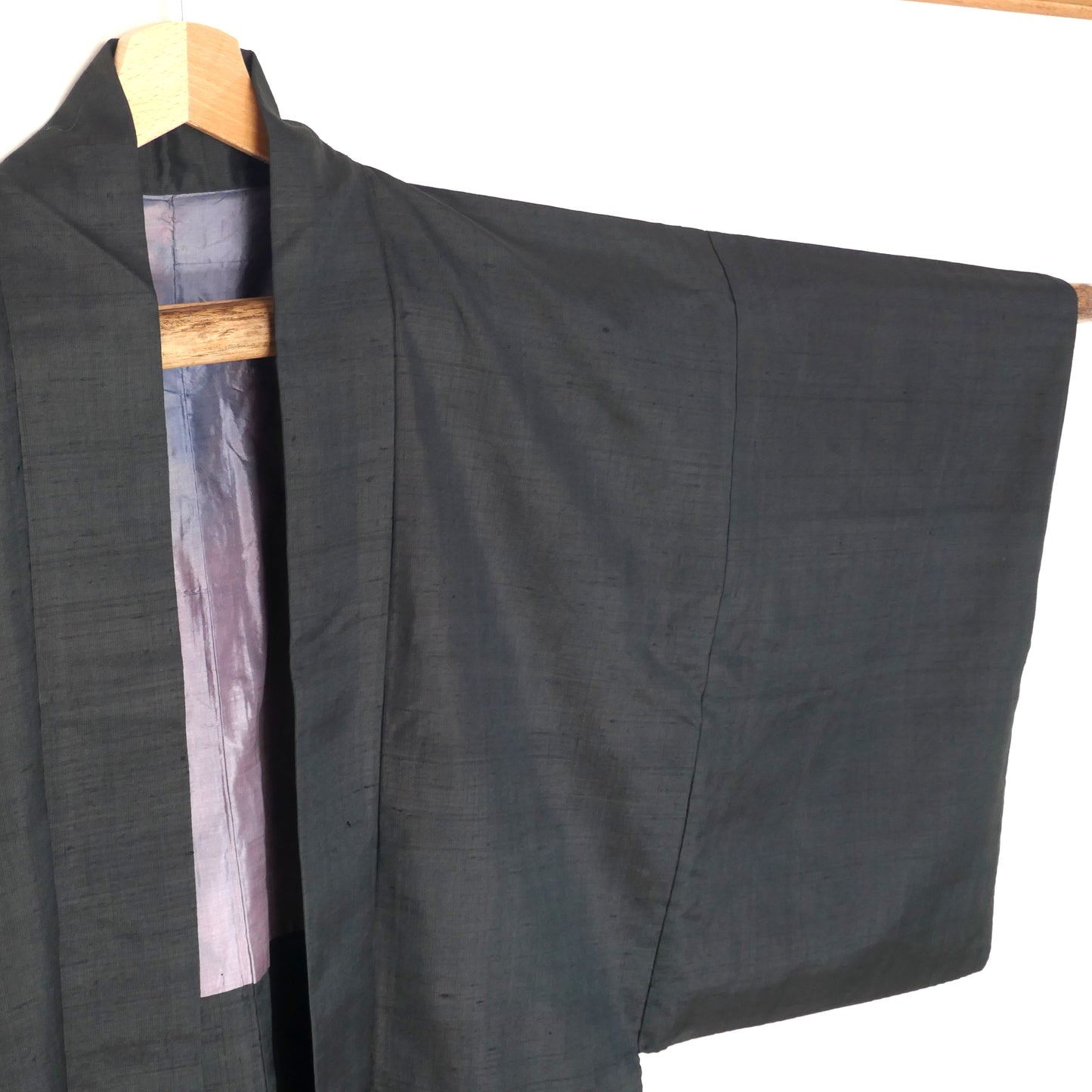 Manche et col du kimono japonaise haori vintage en soie gris anthracite – profil gauche