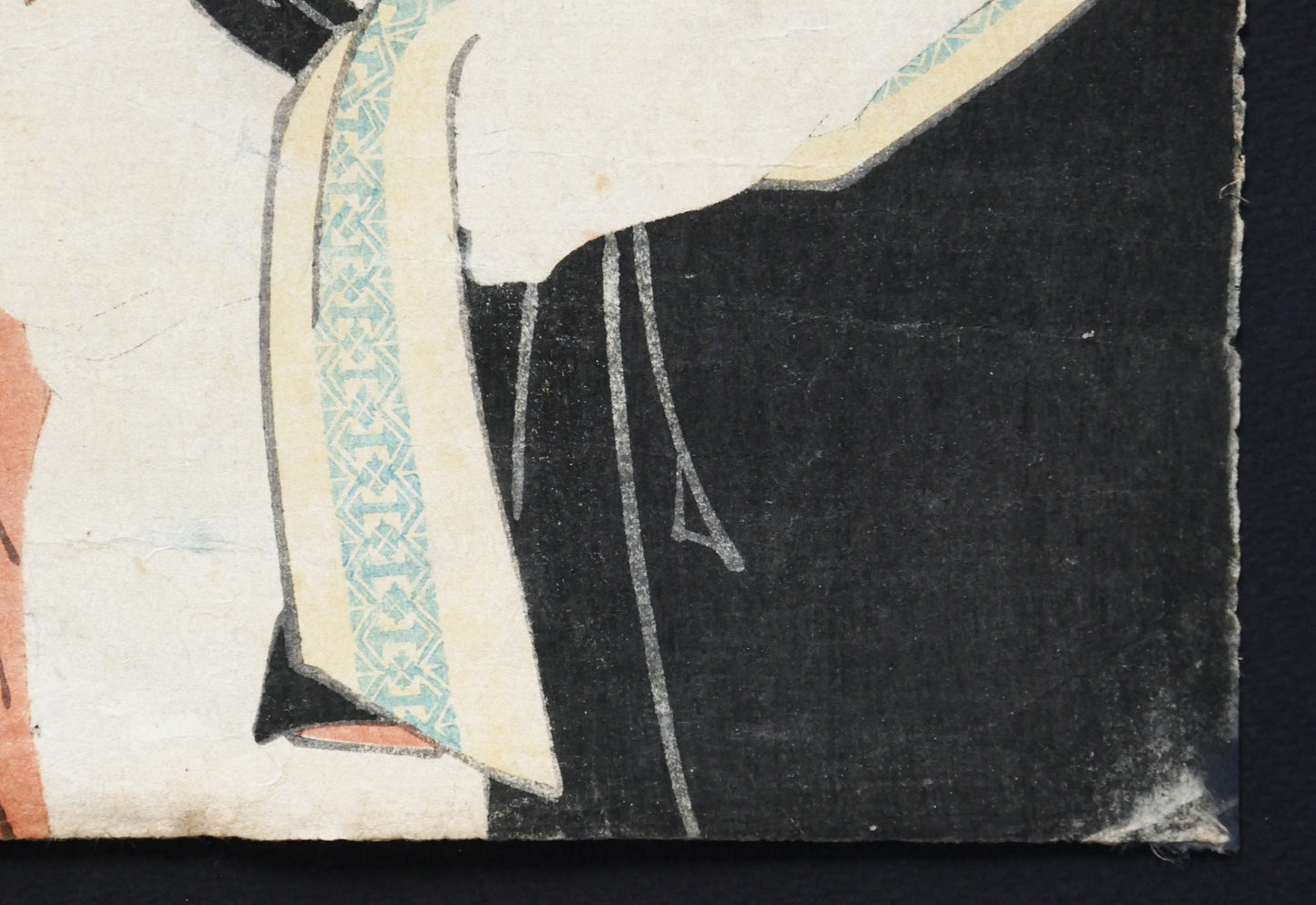 Détail du kimono et de l'écharpe d’un motif géométrique bleu, acteur kabuki représenté par Toyokuni III en yakusha-e