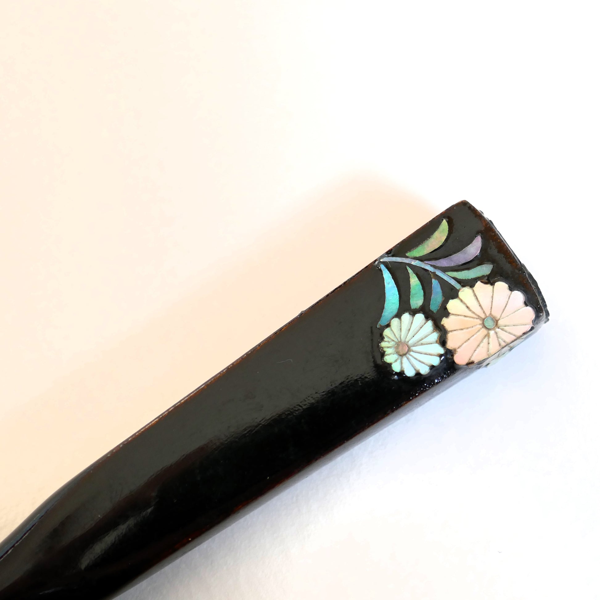 kogai KOGEDO noir vintage en bois laqué et fleurs incrustées en nacre