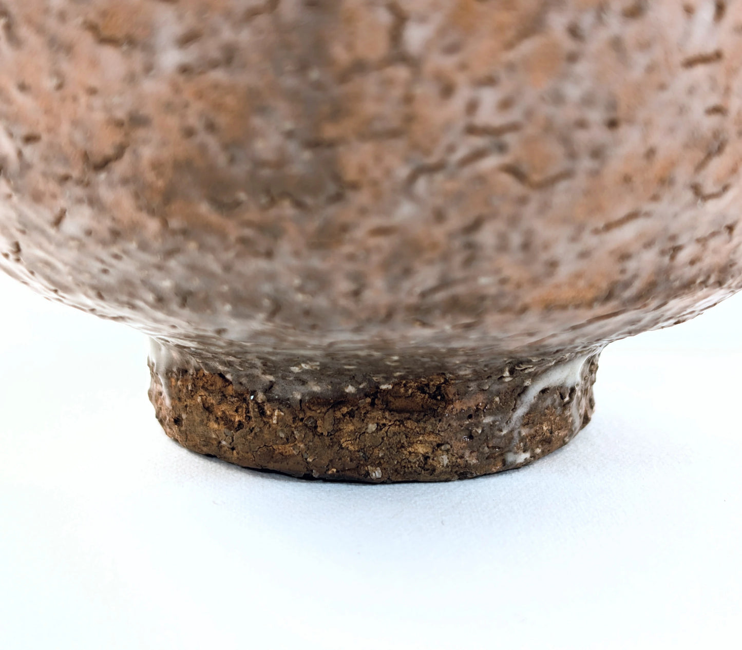 Gros plan sur le pied du chawan Iwakuni-yaki en argile brute, détail de texture