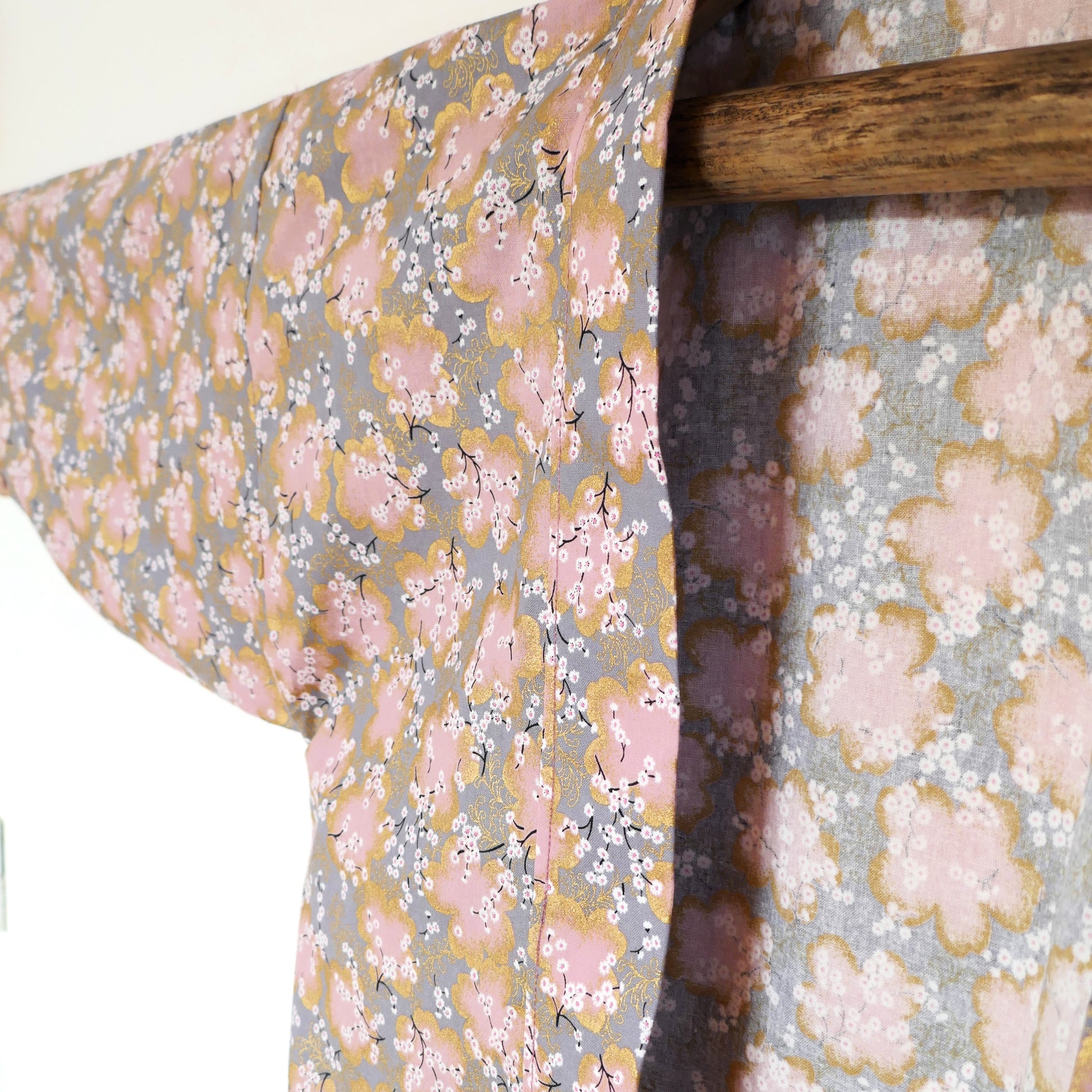 Intérieur du haori japonais Sakura Fubuki, tissu à fleurs délicates