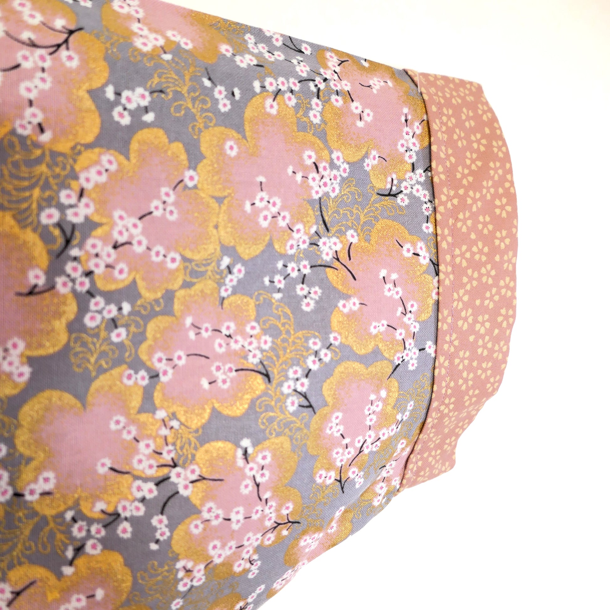 Manche gauche du haori “Sakura Fubuki” avec finition sakura rose clair