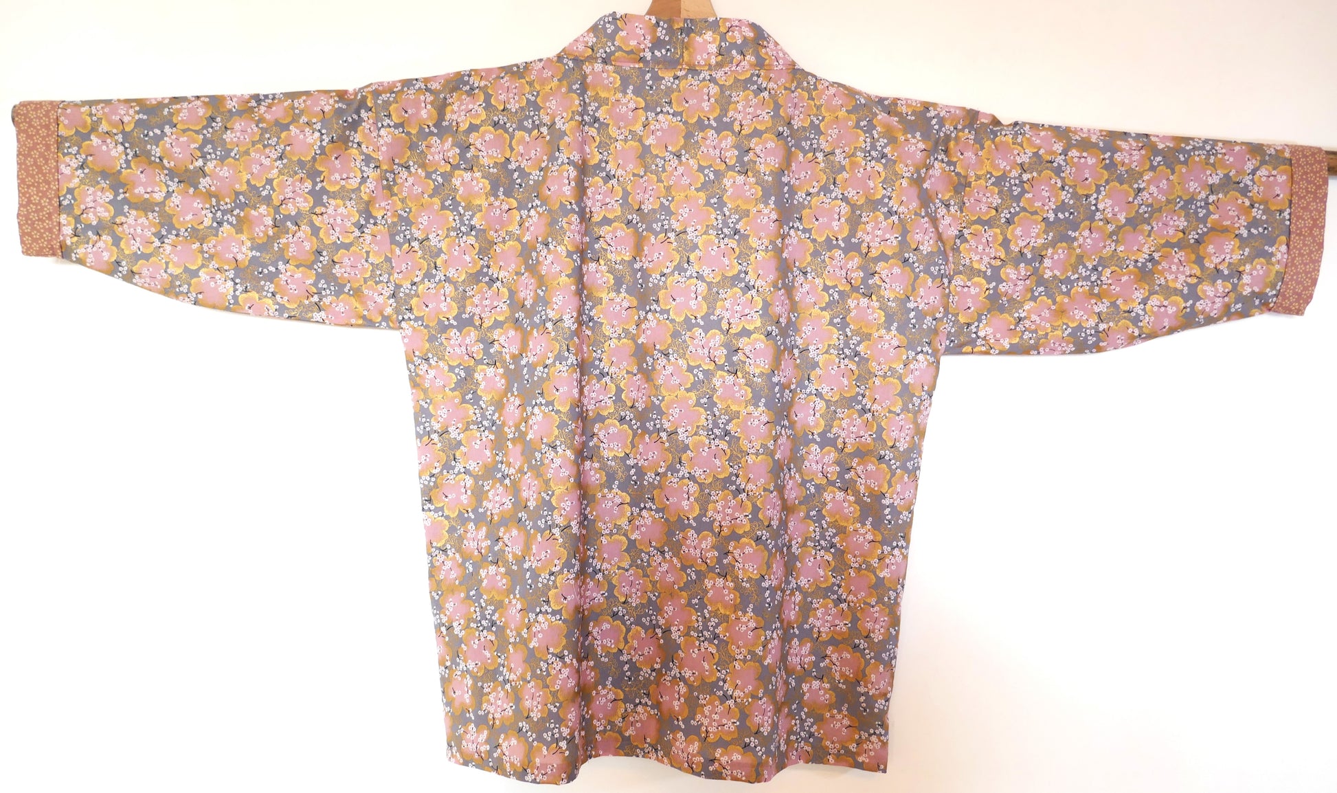 Vue dos du haori japonais Sakura Fubuki – tissu à motif floral intégral