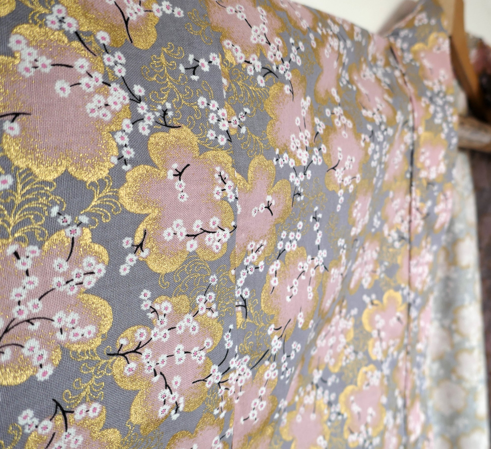 Focus sur la brillance du tissu fleuri doré, sakura en pleine floraison