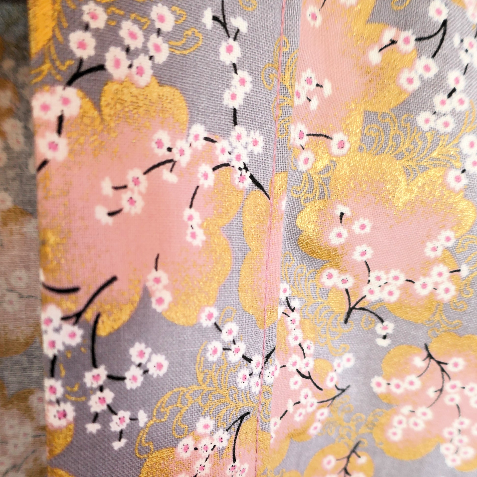 Gros plan du tissu japonais avec fleurs de cerisier dorées, haori artisanal