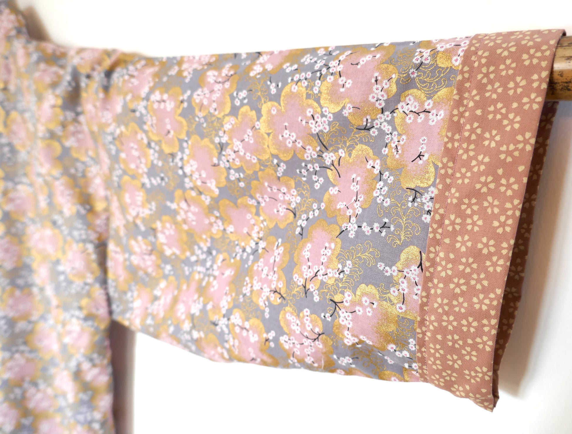 Finition manche droite du haori KOGEDO, tissu sakura et bordure vieux rose