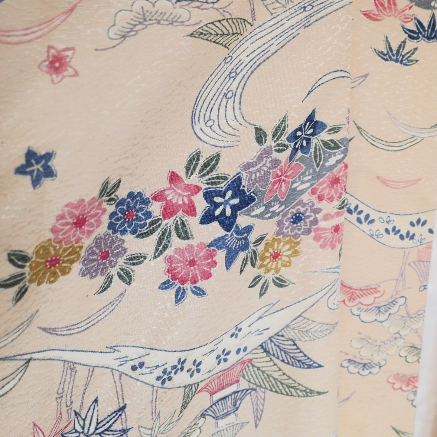 Gros plan sur le col du Haori vintage avec des motifs de pagode, cerisiers et rivière, style traditionnel japonais.